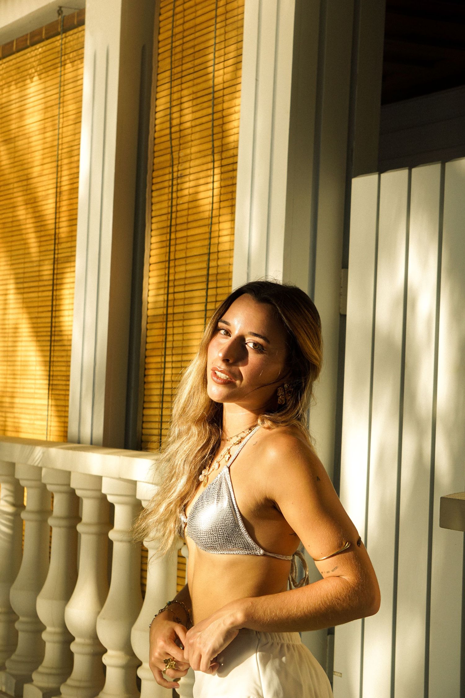 modele photo au bord d'une kaz à l'ile de la Réunion