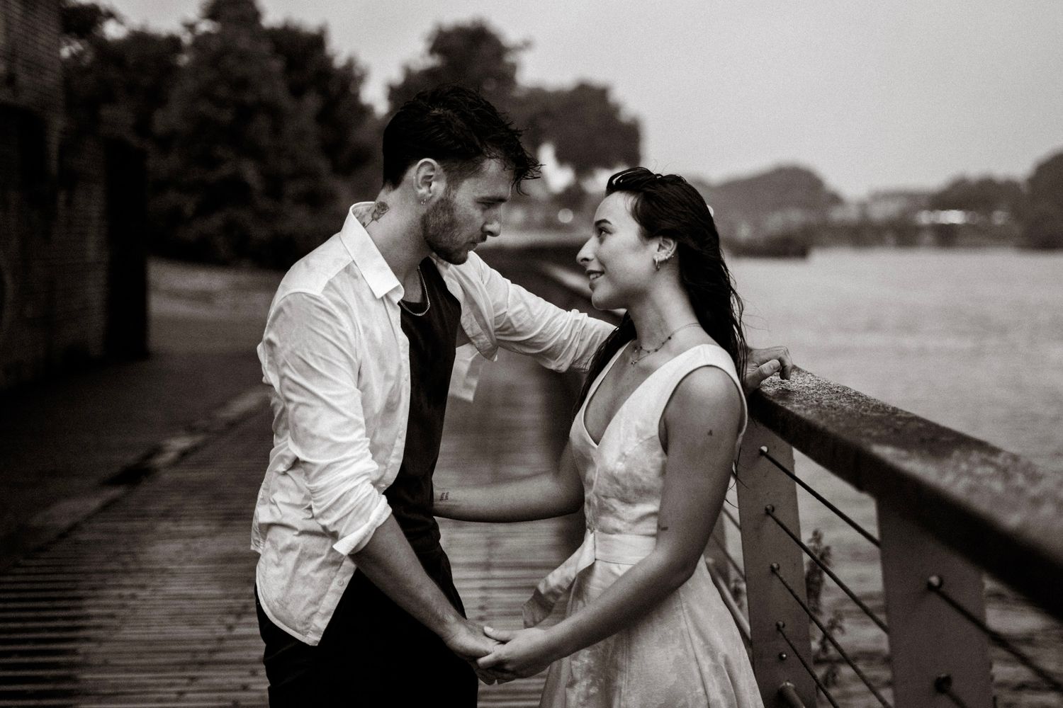 couple  sur le port d'Agers lors d'un shooting photo, on peut apercevoir un homme en vêtements noir et d'une femme en robe beige