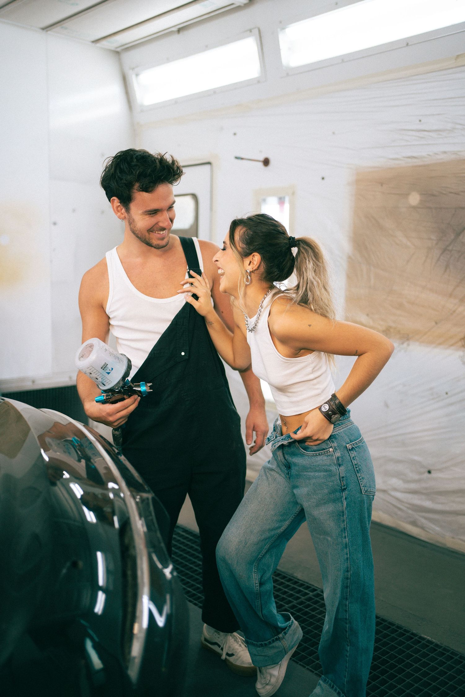 shooting photo d'un couple dans un garage