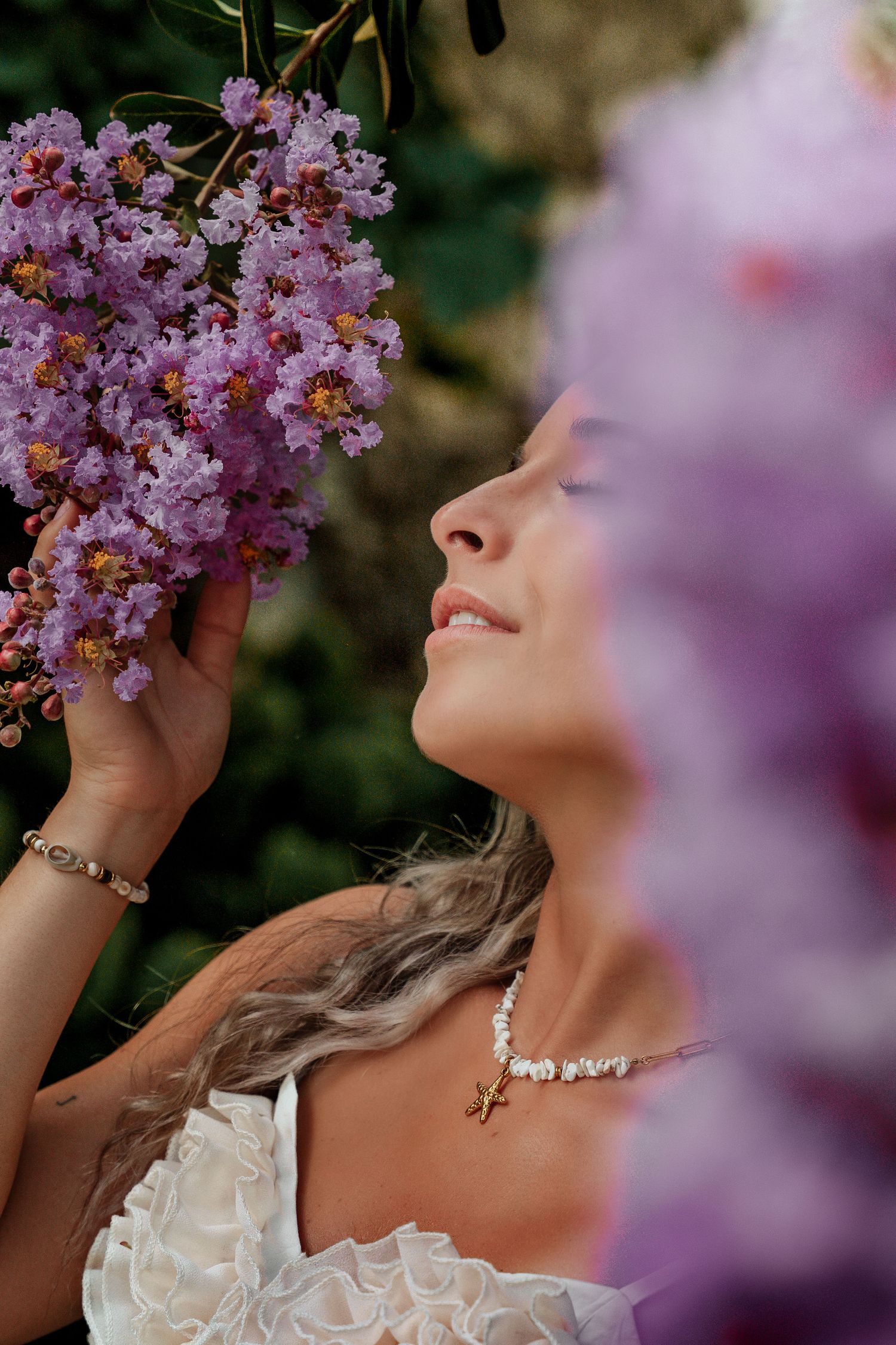 Modele photo blonde dans un parc de fleur à Anger