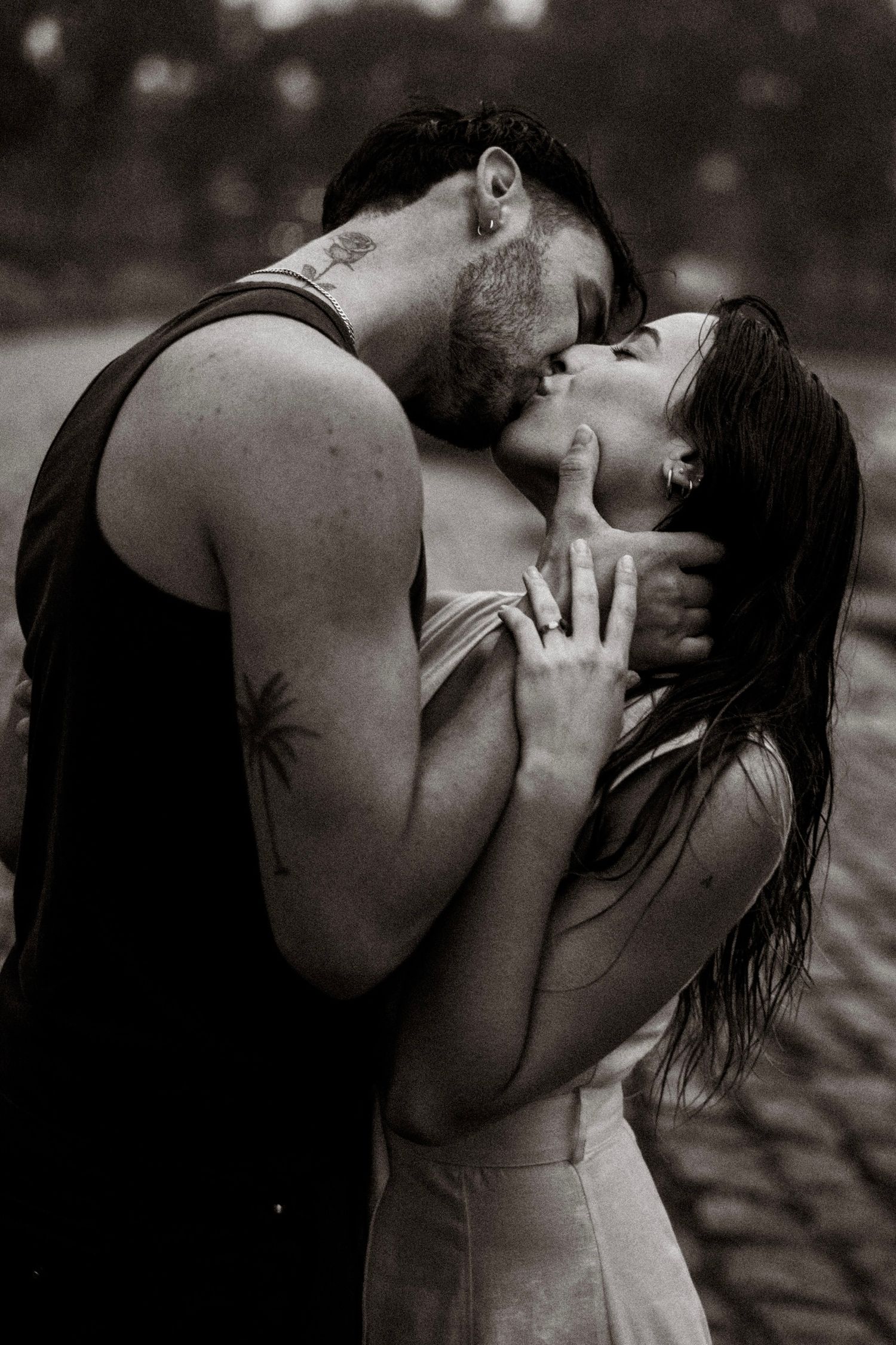 couple  sur le port d'Agers lors d'un shooting photo, on peut apercevoir un homme en vêtements noir et d'une femme en robe beige