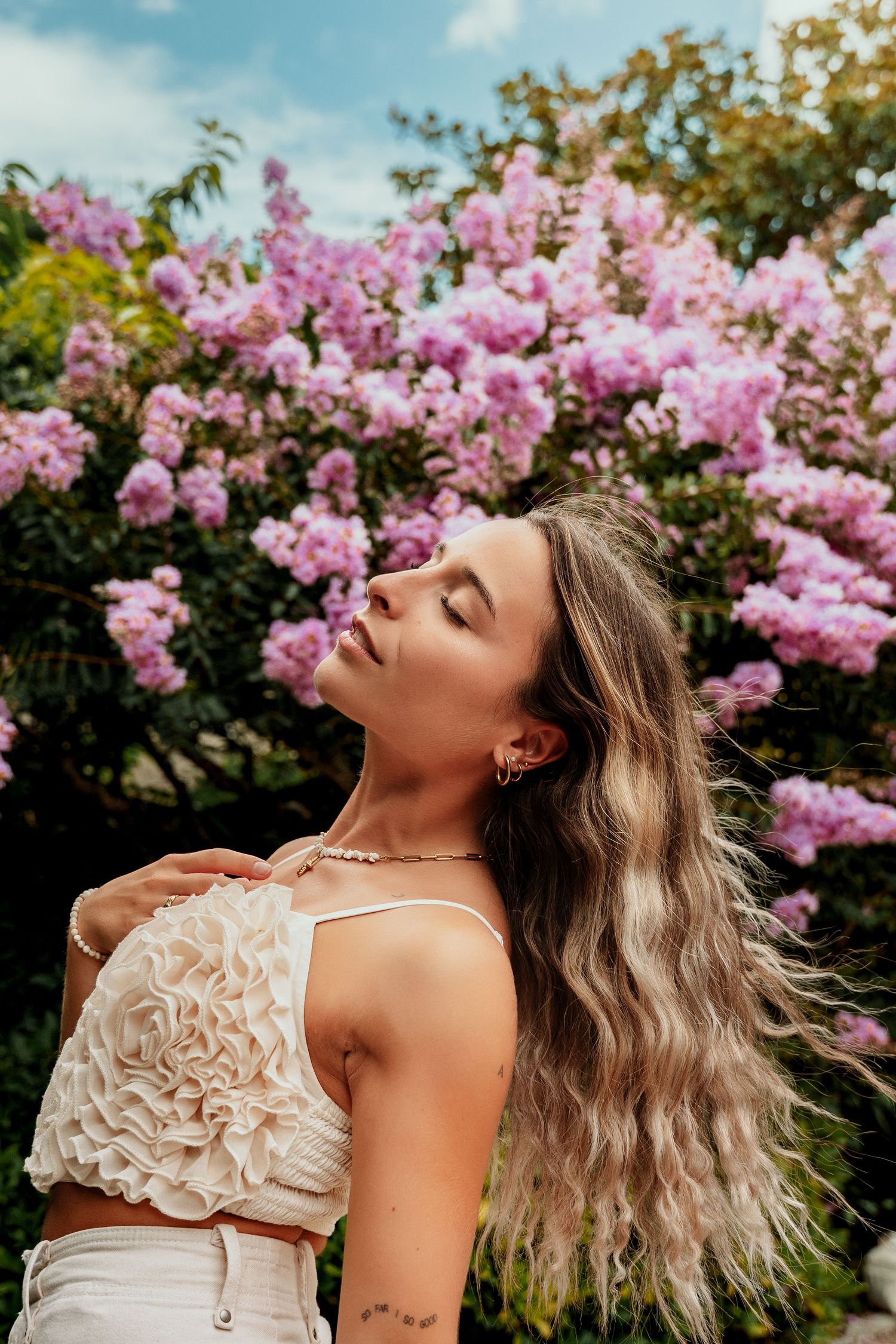 Modele photo blonde dans un parc de fleur à Anger