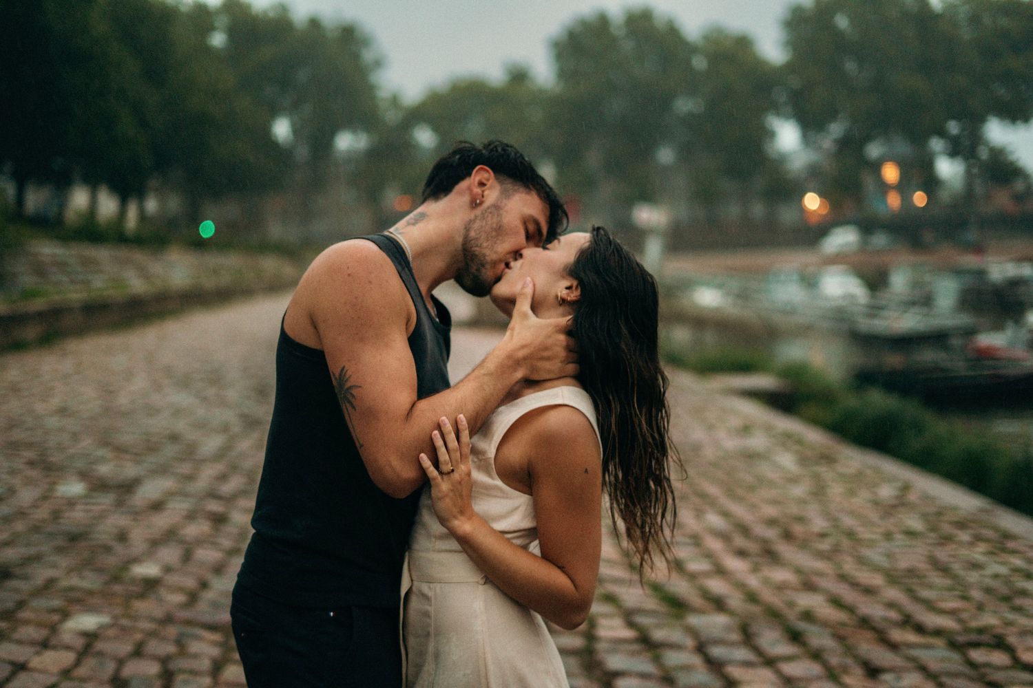couple  sur le port d'Agers lors d'un shooting photo, on peut apercevoir un homme en vêtements noir et d'une femme en robe beige