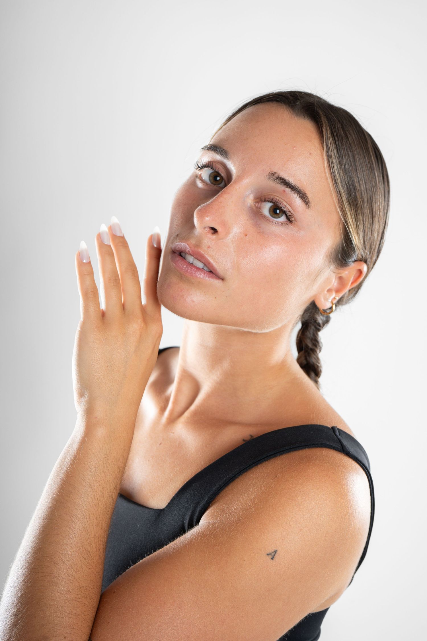 shooting photo studio en fond blanc avec une femme portant un top noir
