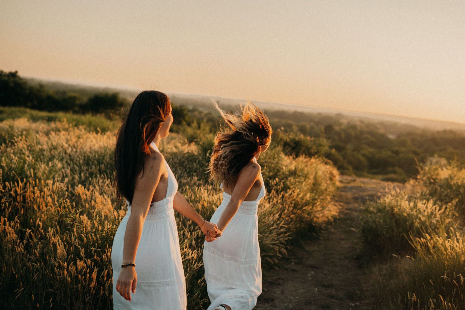 shooting photo deux femme qui courent pendant un couché de soleil