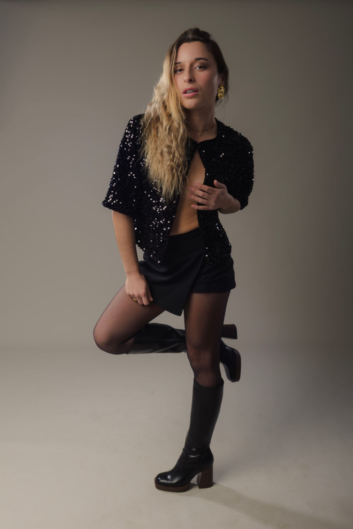 shooting photo studio sur fond blanc d'une femme habillée en noir