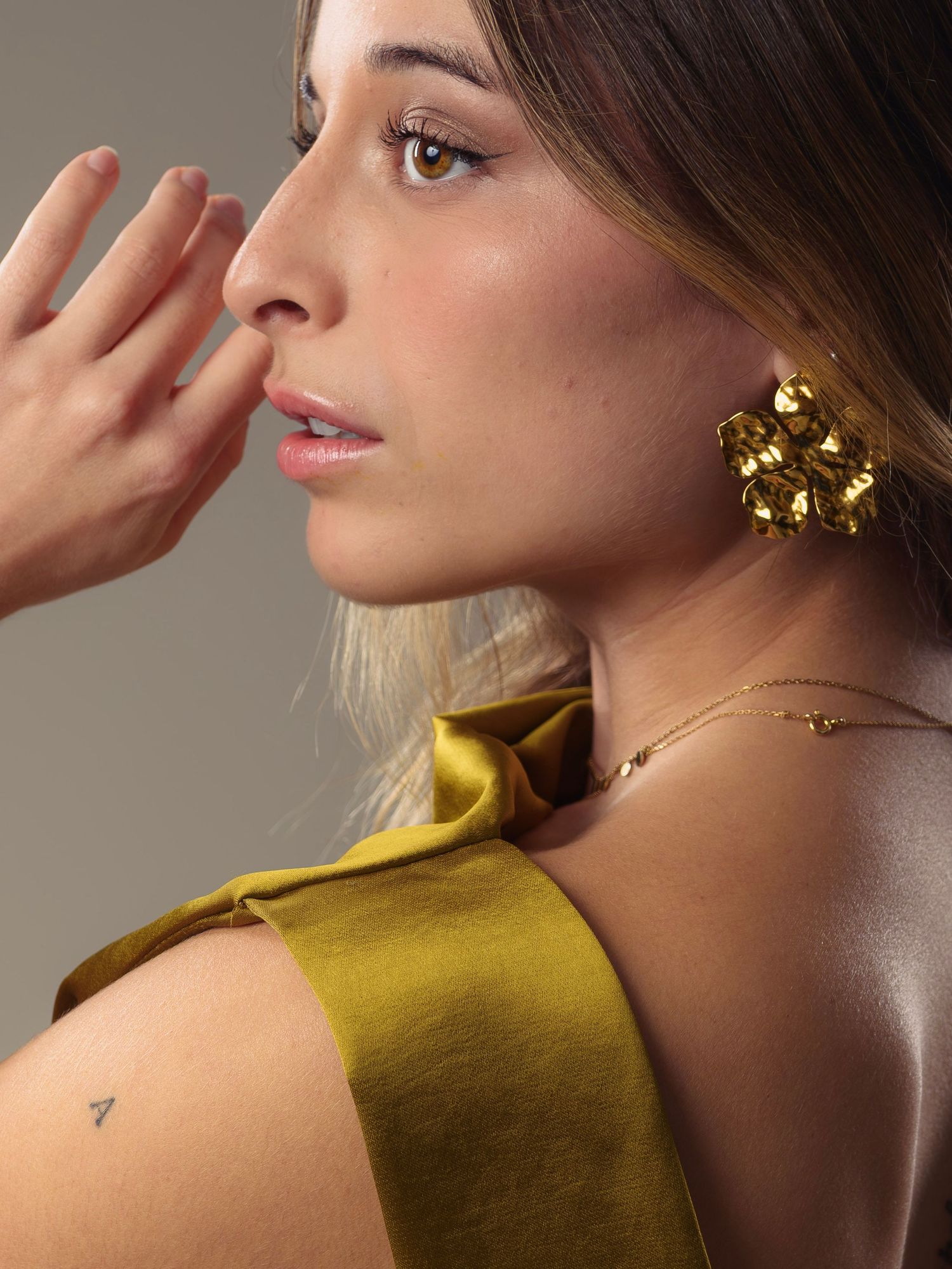 shooting photo studio sur fond blanc d'une femme habillée en vert