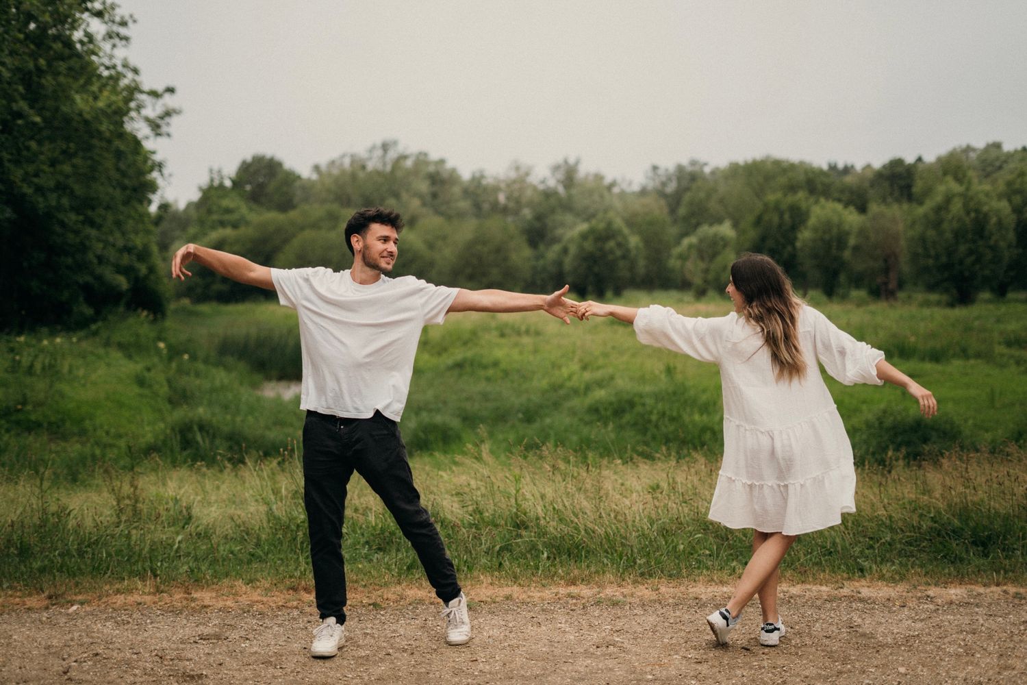 shooting photo couple qui danse dans la nature