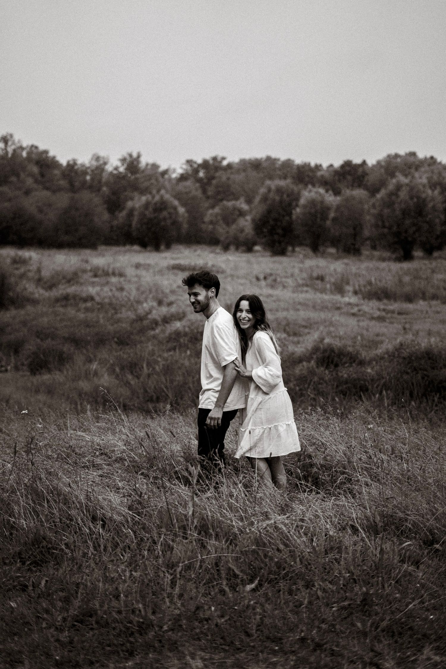 shooting photo couple qui danse dans la nature (photo noir et blanc)