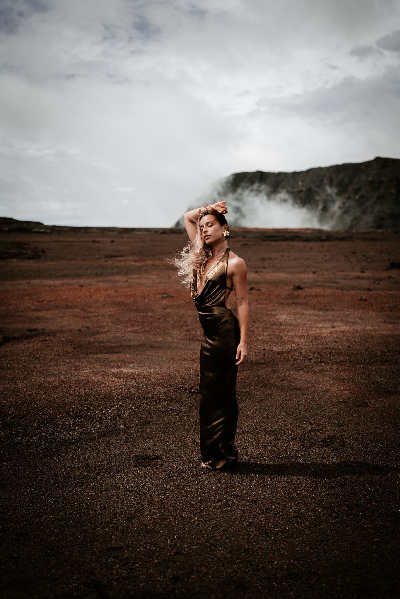 shooting photo d'une modele photo en robe dorée au piton de la fournaise (Ile de la Reunion)