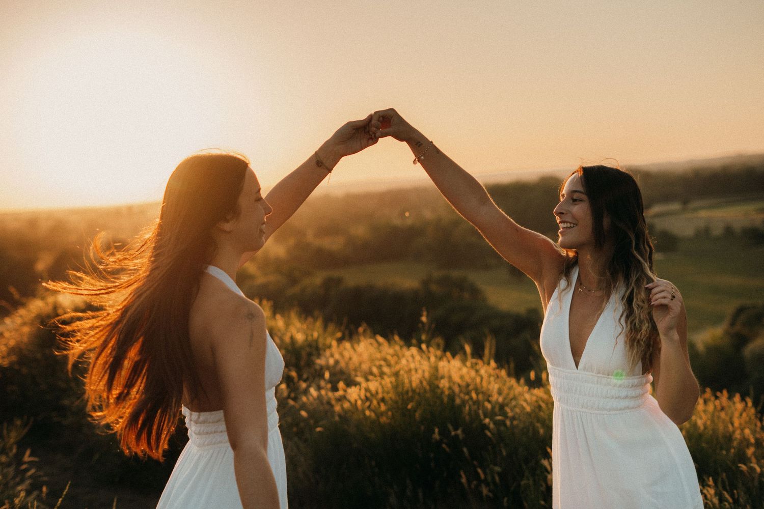 shooting photo deux femme dansant pendant un couché de soleil