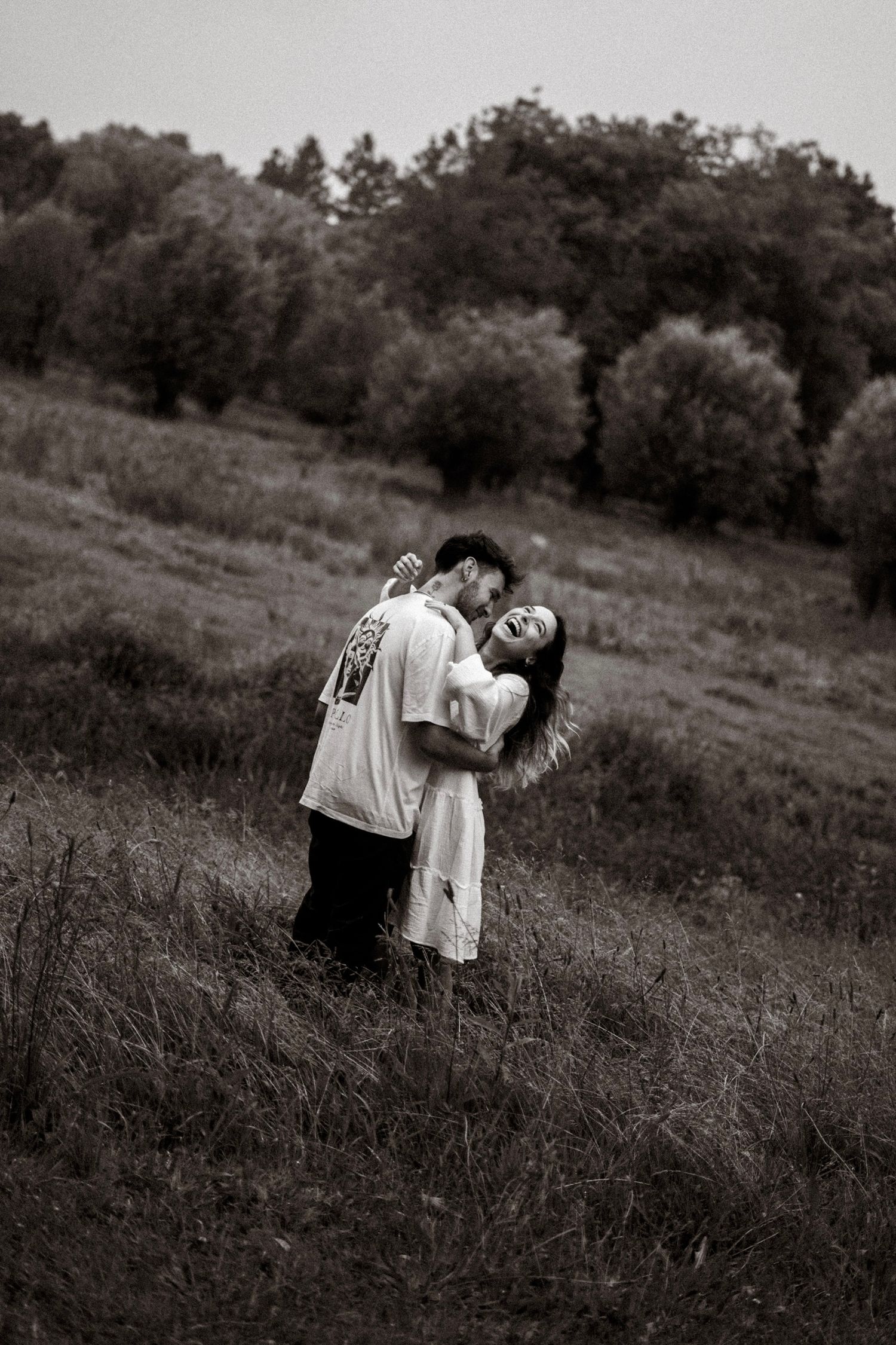 shooting photo couple qui danse dans la nature (photo noir et blanc)