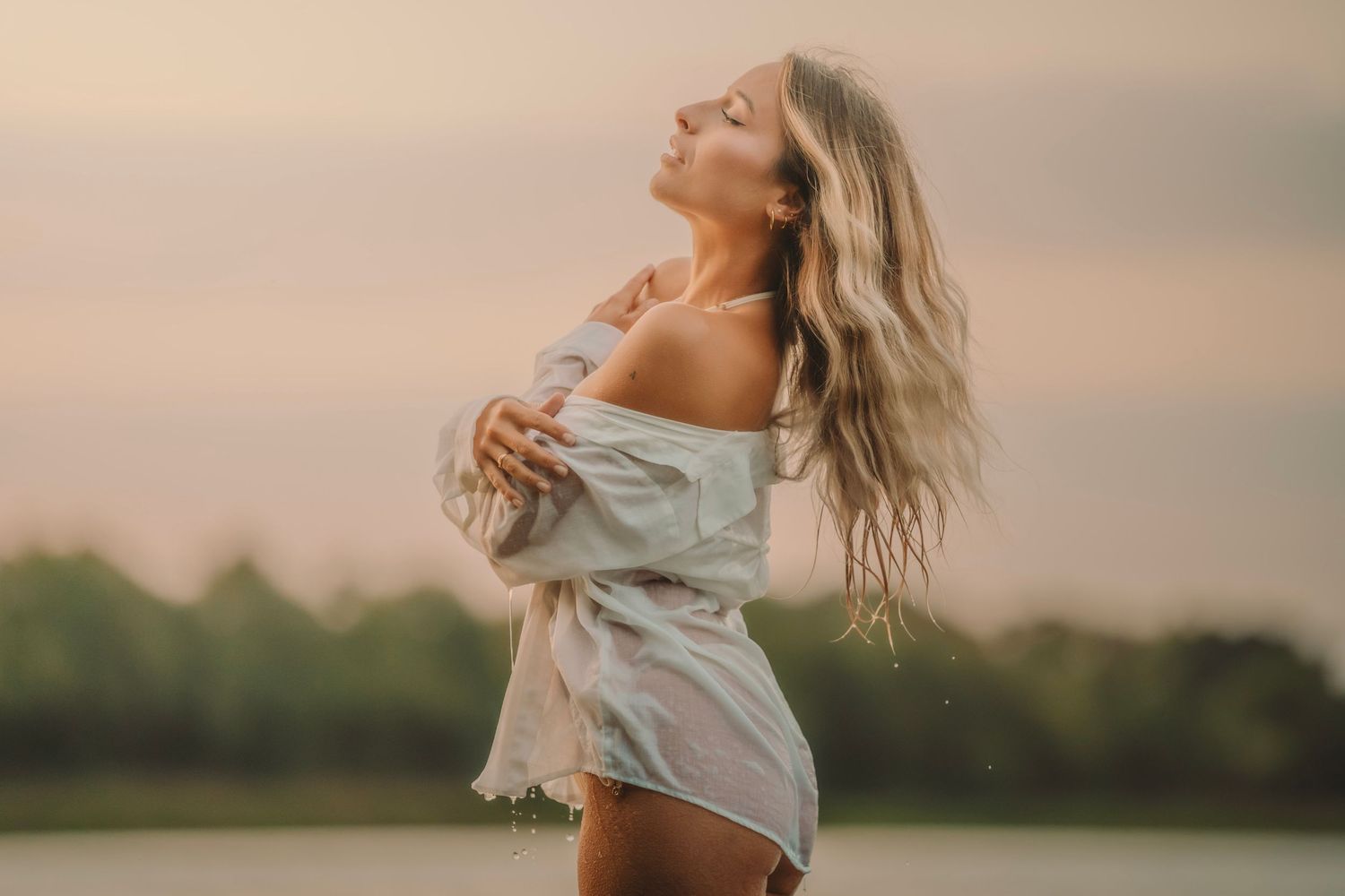 shooting photo d'une femme avec une chemise blanche au bord d'un lac