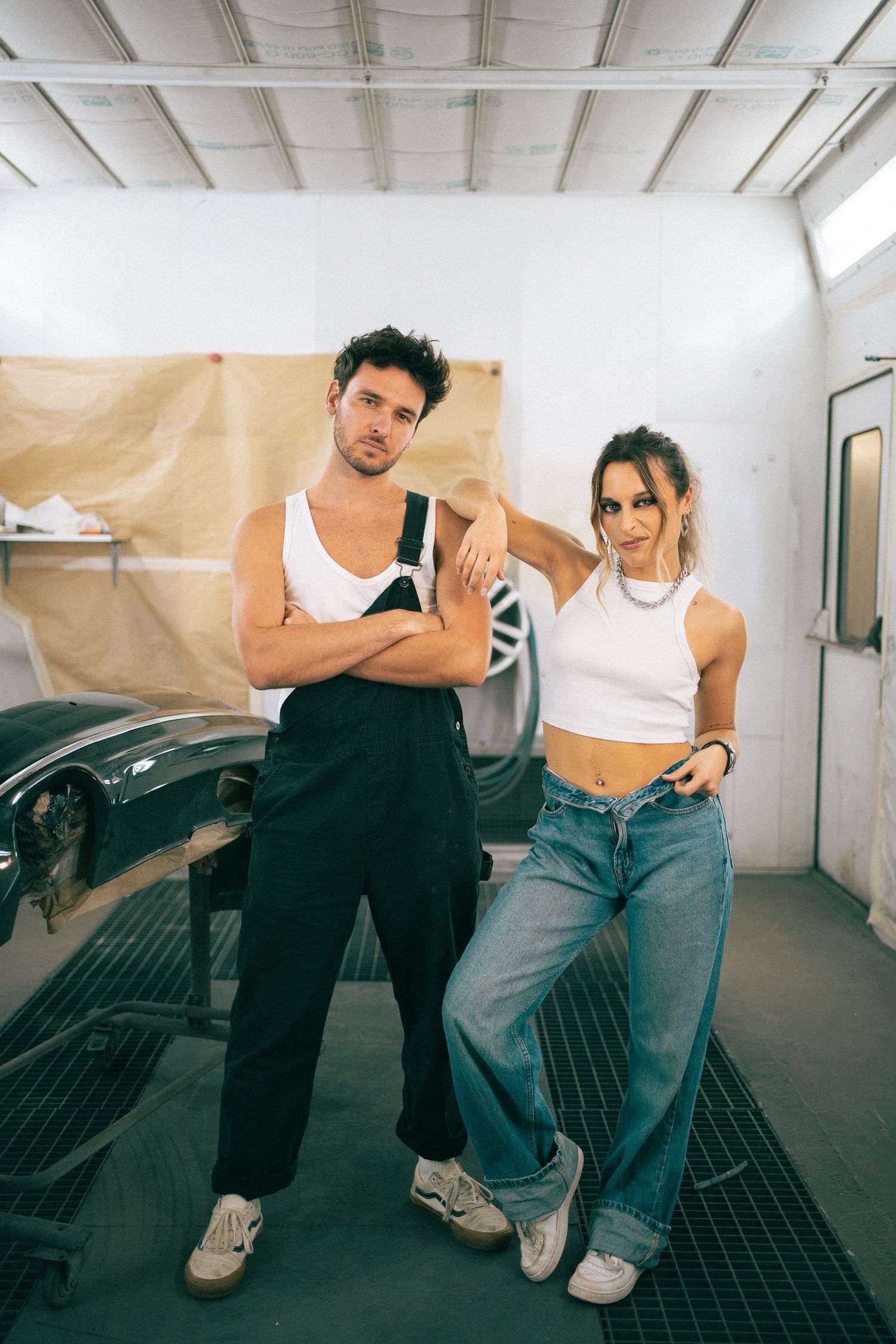 shooting photo d'un couple dans un garage
