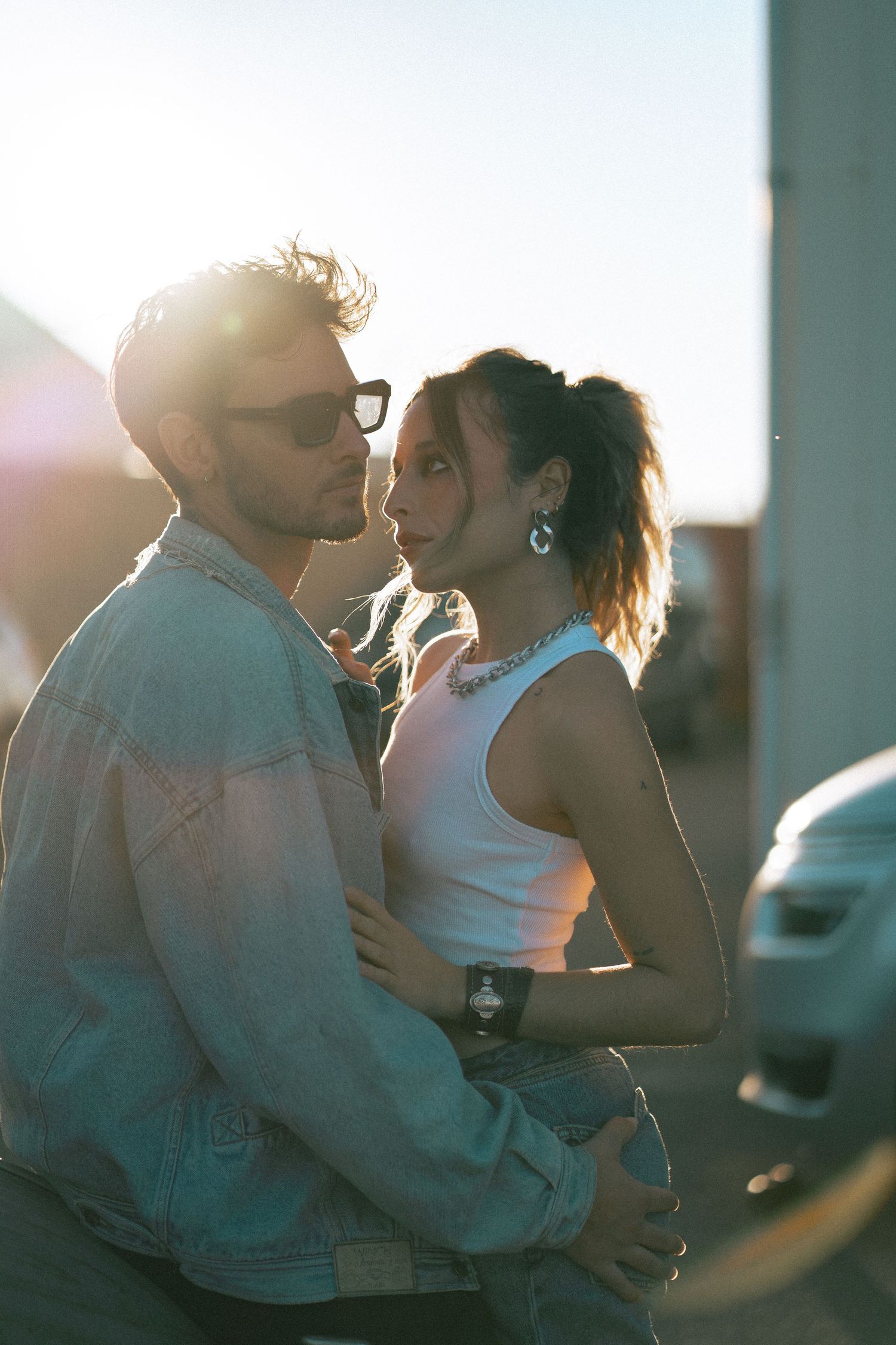 shooting photo d'un couple avec une ancienne voiture