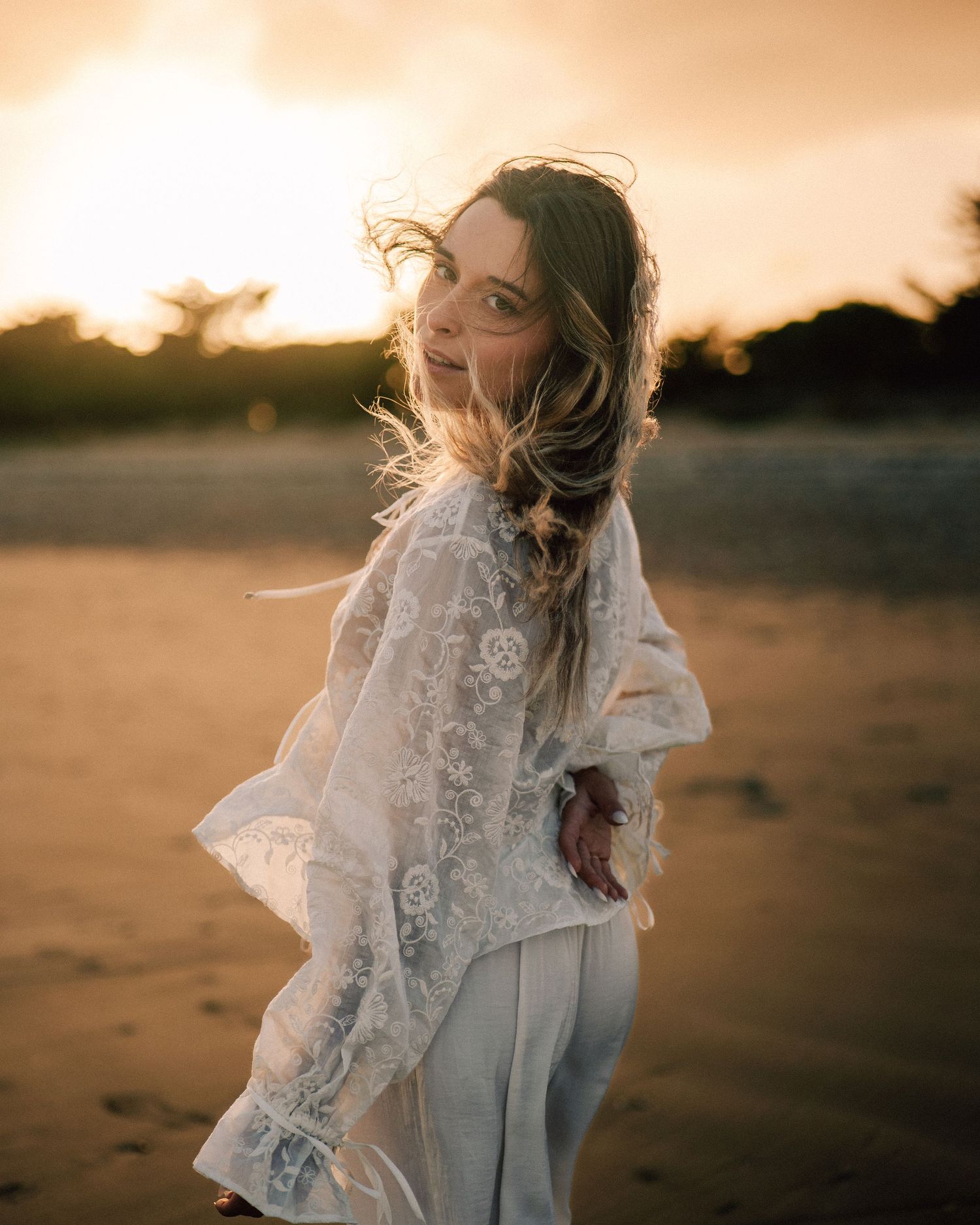 shooting photo d'une femme habillée en blanc en bord de mer