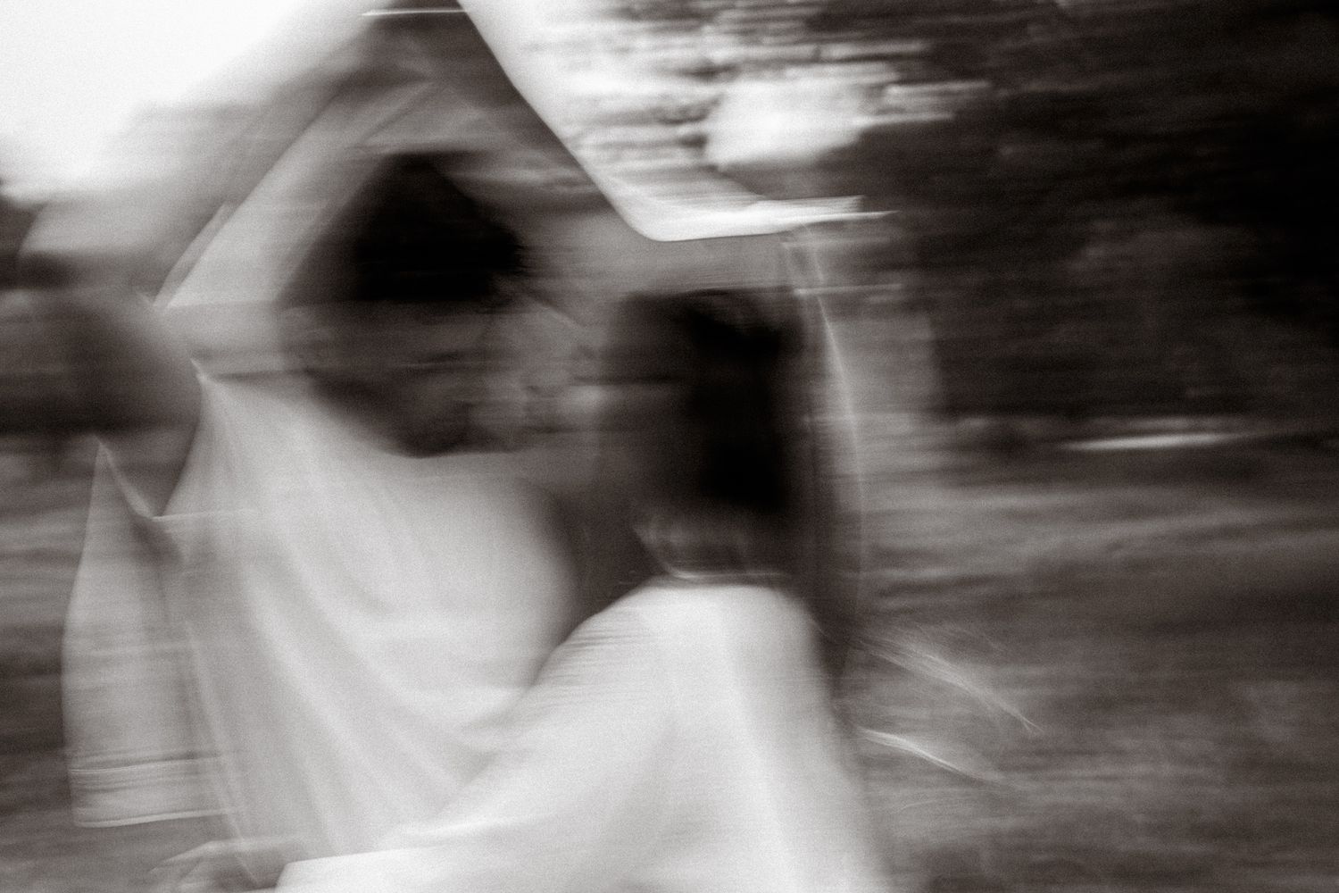 couple sous la pluie, photo brouillée en noir et blanc