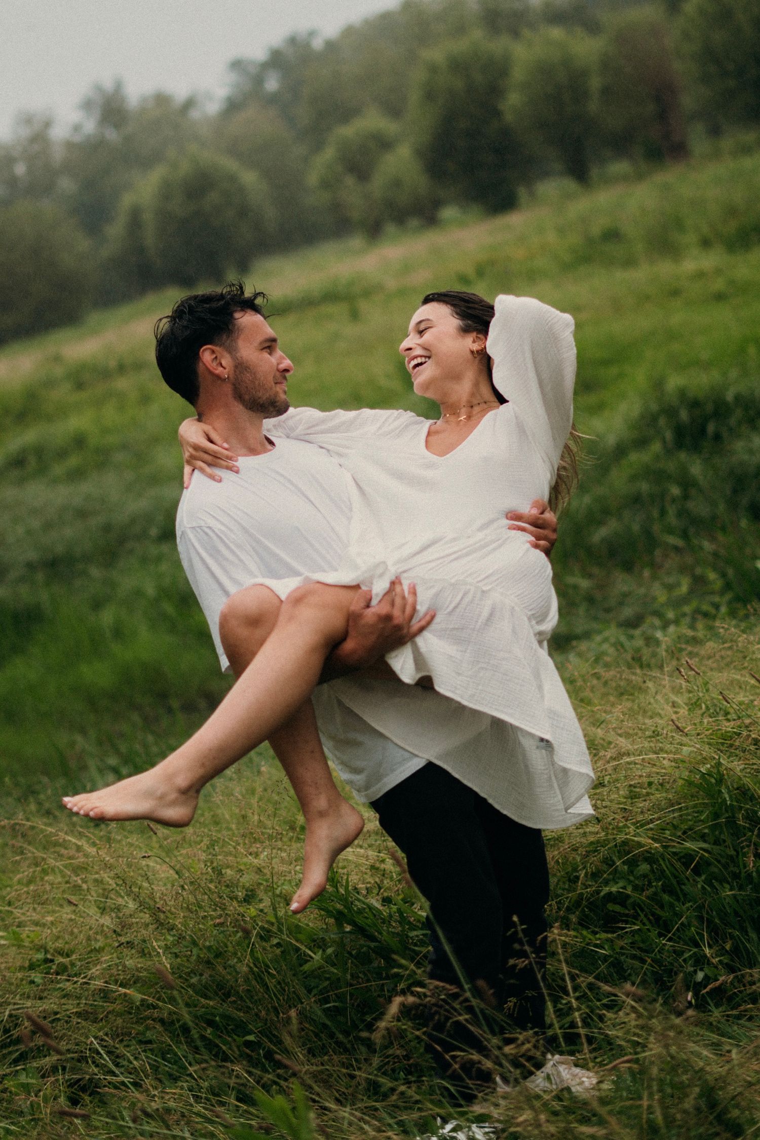 shooting photo couple qui danse dans la nature