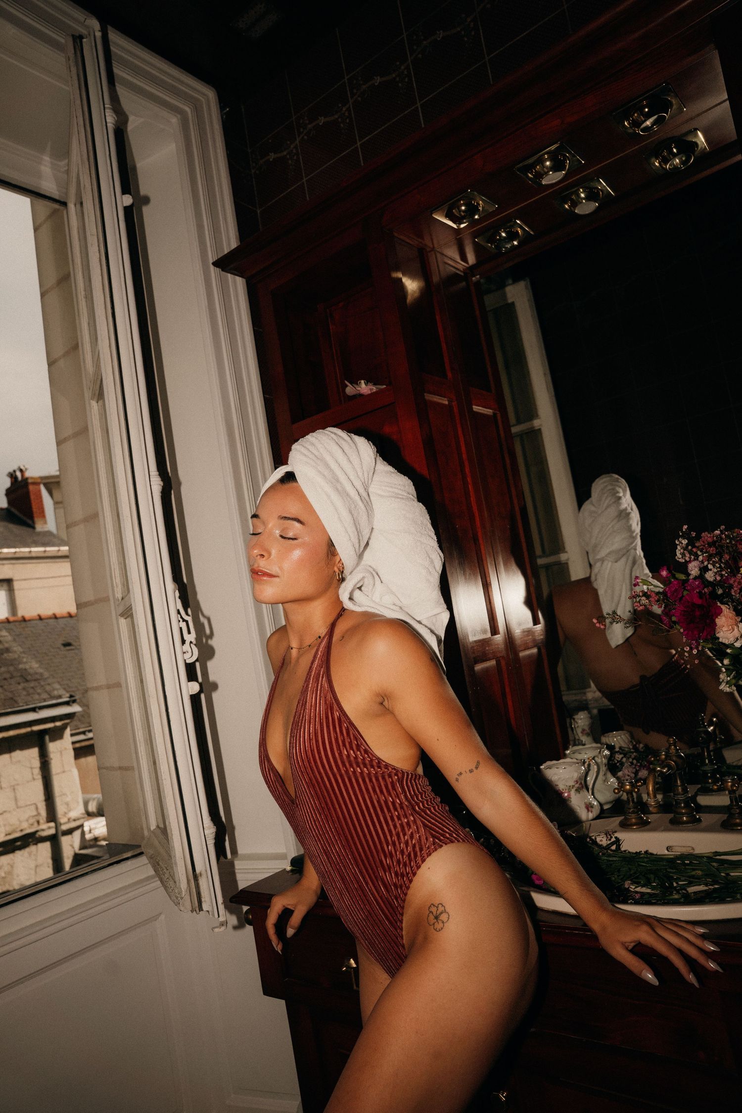 shooting salle de bain avec une modele photo en maillot de bain rose
