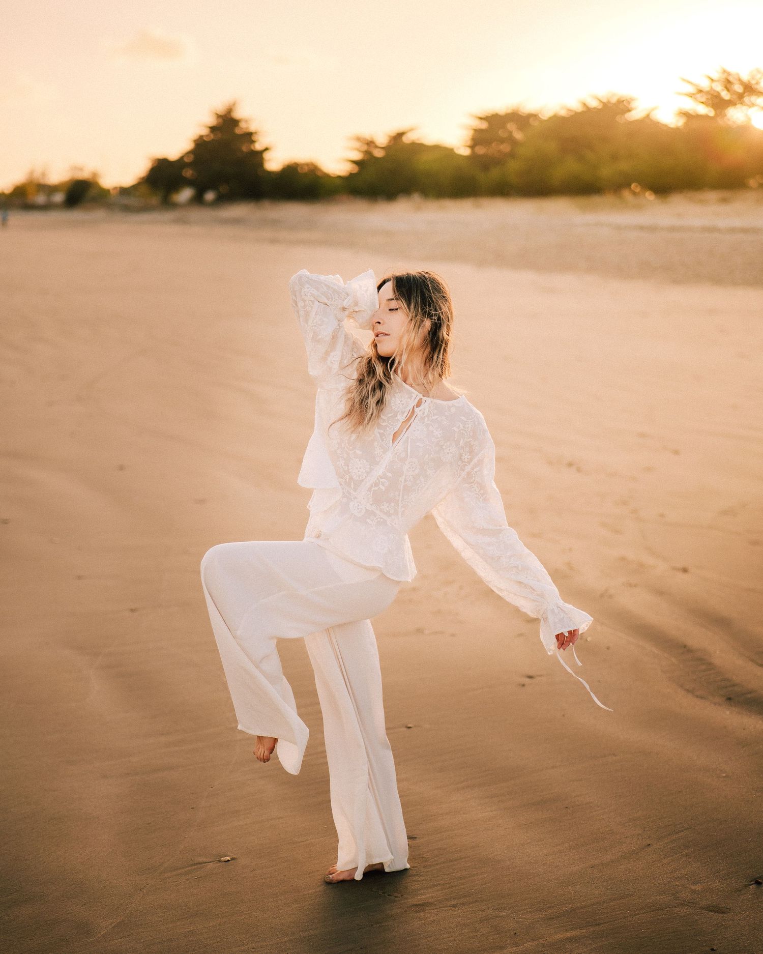 shooting photo d'une femme habillée en blanc en bord de mer
