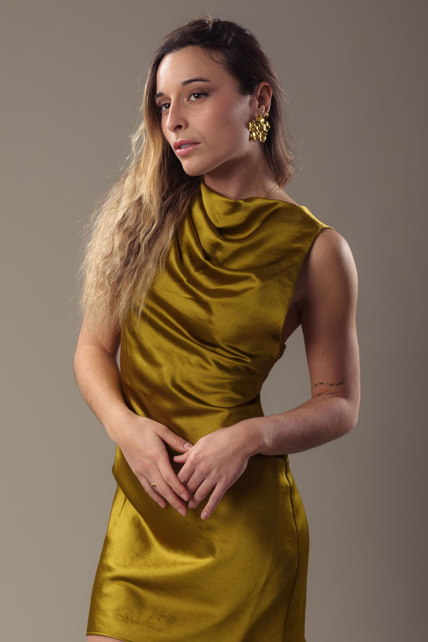 shooting photo studio sur fond blanc d'une femme habillée en vert