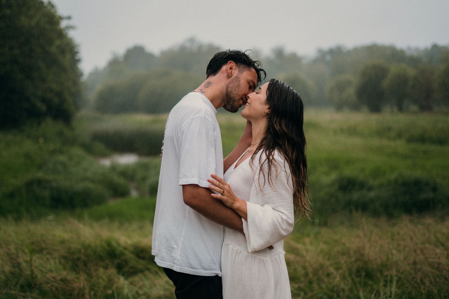couple qui s'embrasse shooting photo couple