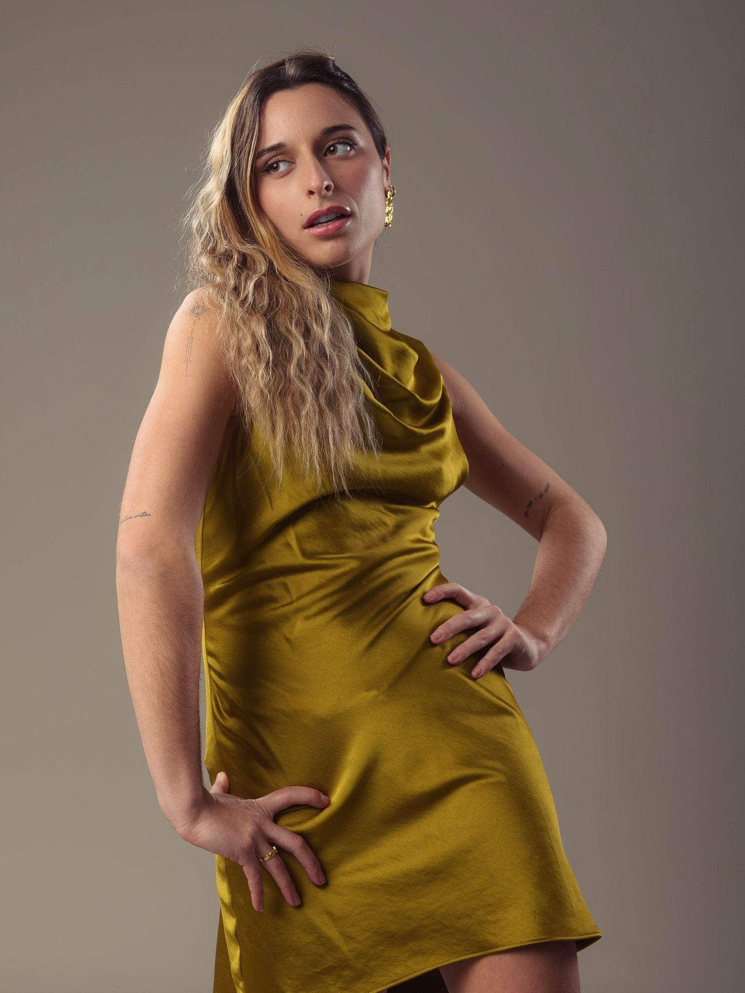 shooting photo studio sur fond blanc d'une femme habillée en vert