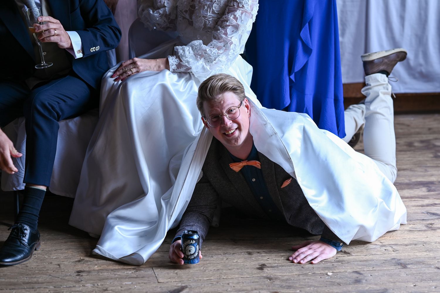 Gruppbild under bröllopsmingel med man på dansgolvet.
