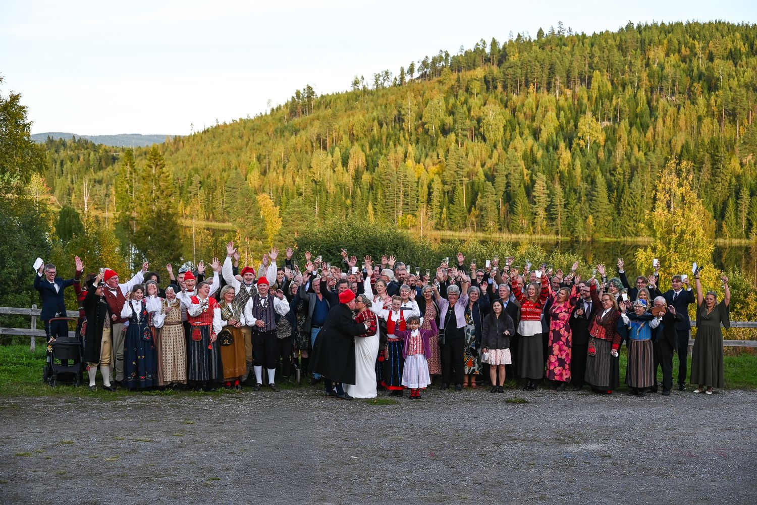 Gruppfoto under bröllop i Hälsingland med majoritet i folkdräkt.