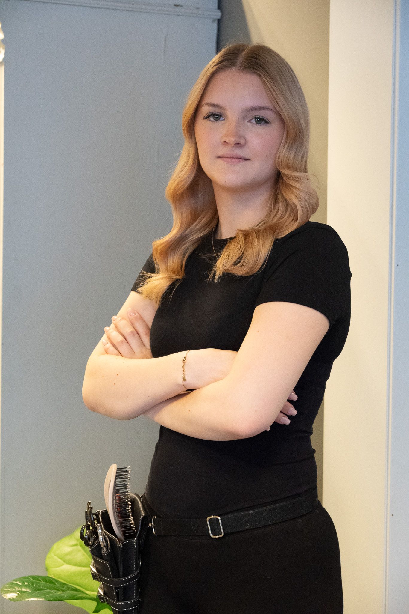 Frisör under företagsfotografering där personalfoto togs med fokus på företagets känsla för kundservice.