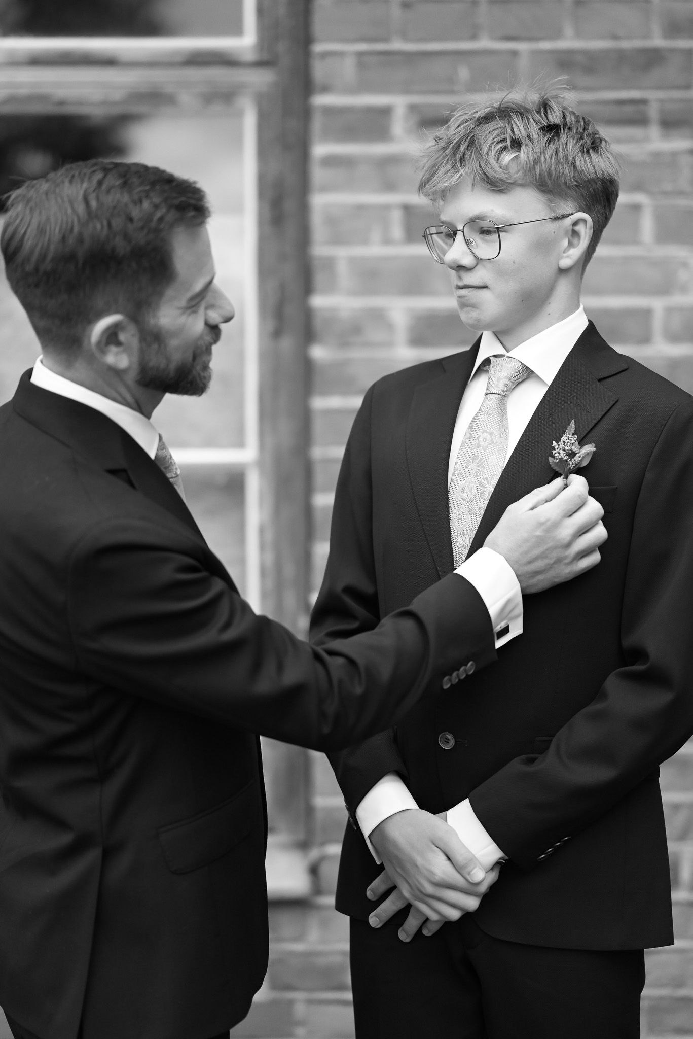 Svartvitt foto under förberedelserna för bröllop i eleganta kläder.