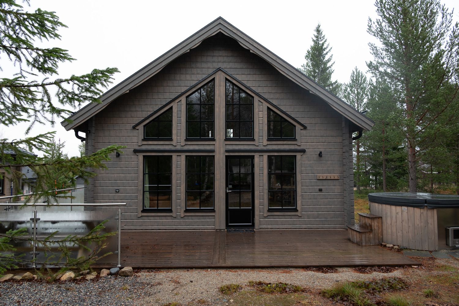 Fjällstuga exteriörfoto på modern villa i svenska fjällen.