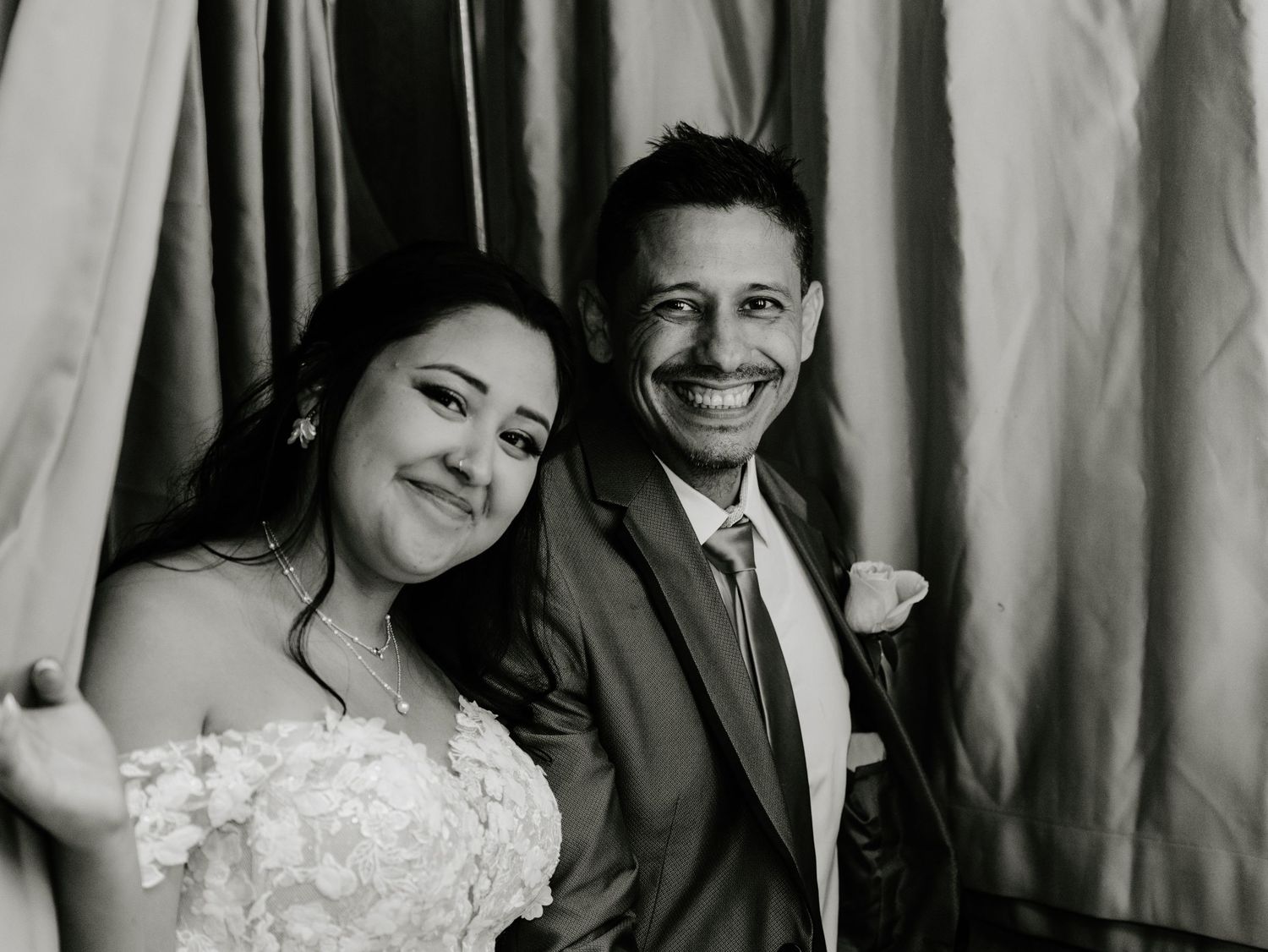 Celebrate your love with stunning summer wedding portraits, Minneapolis-  Saint Paul, captured by Juve Photography.
