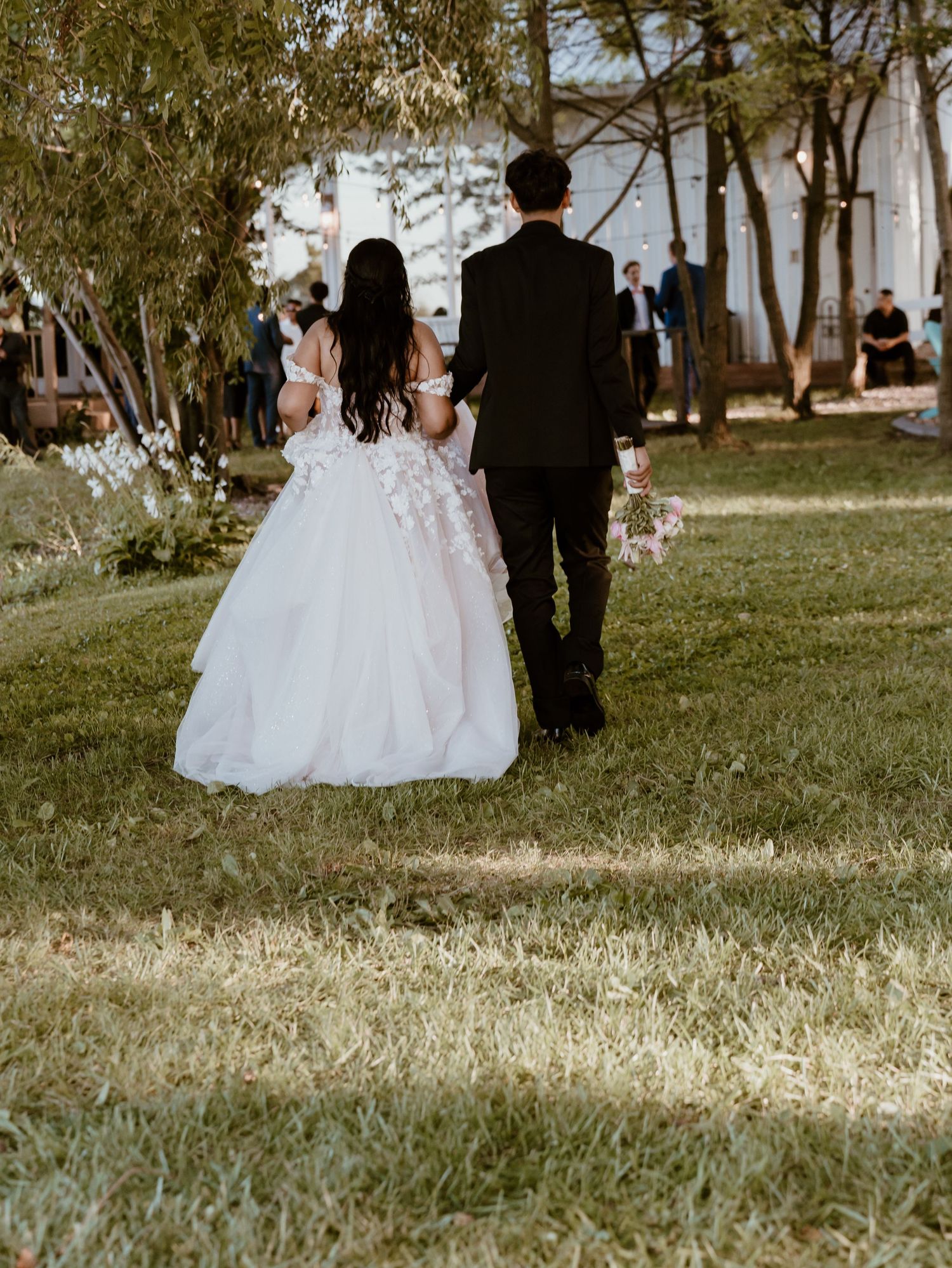 Celebrate your love with stunning summer wedding portraits, Minneapolis-  Saint Paul, captured by Juve Photography.