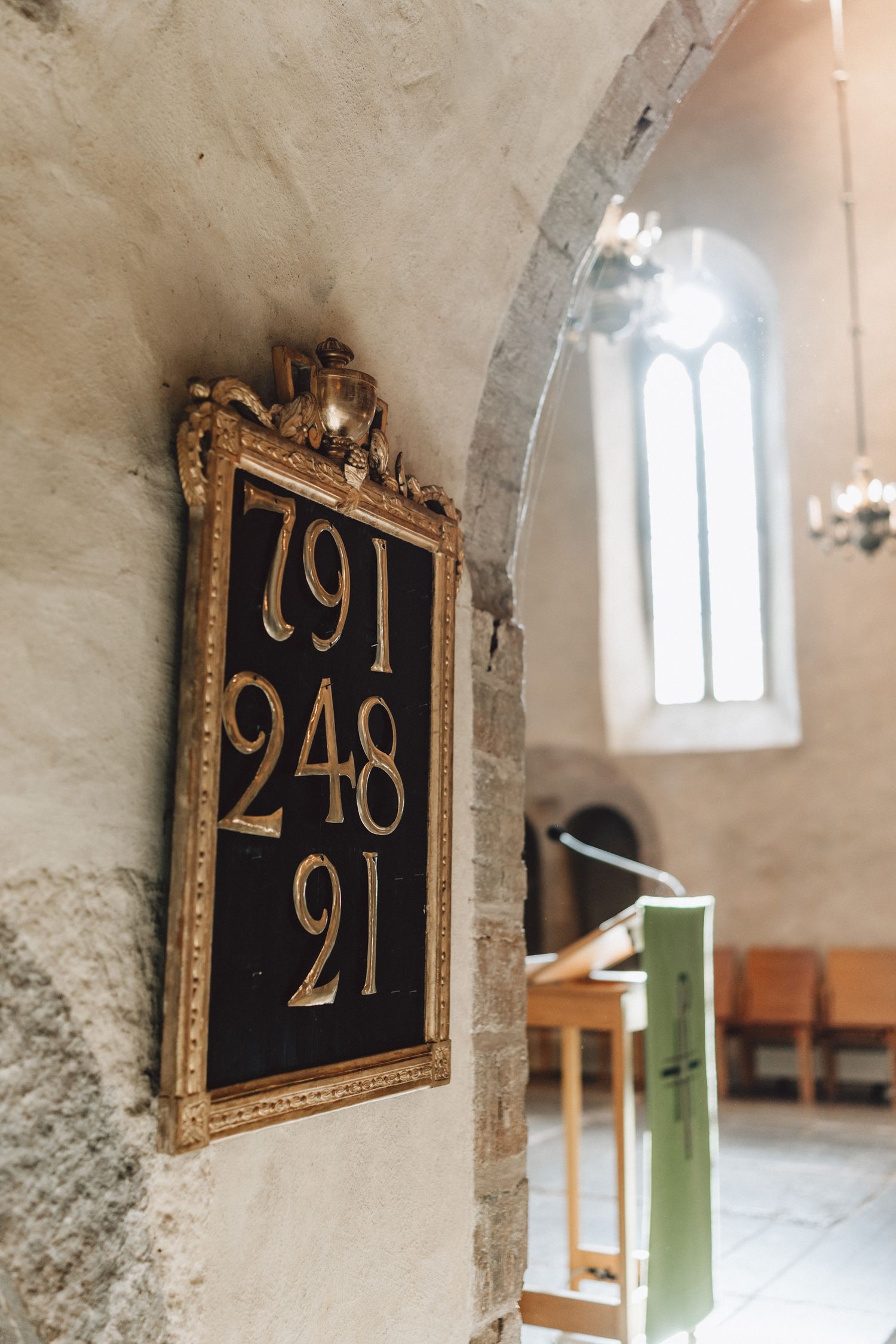 EN tavla i kyrkan som anger vilka psalmer som ska sjungas.