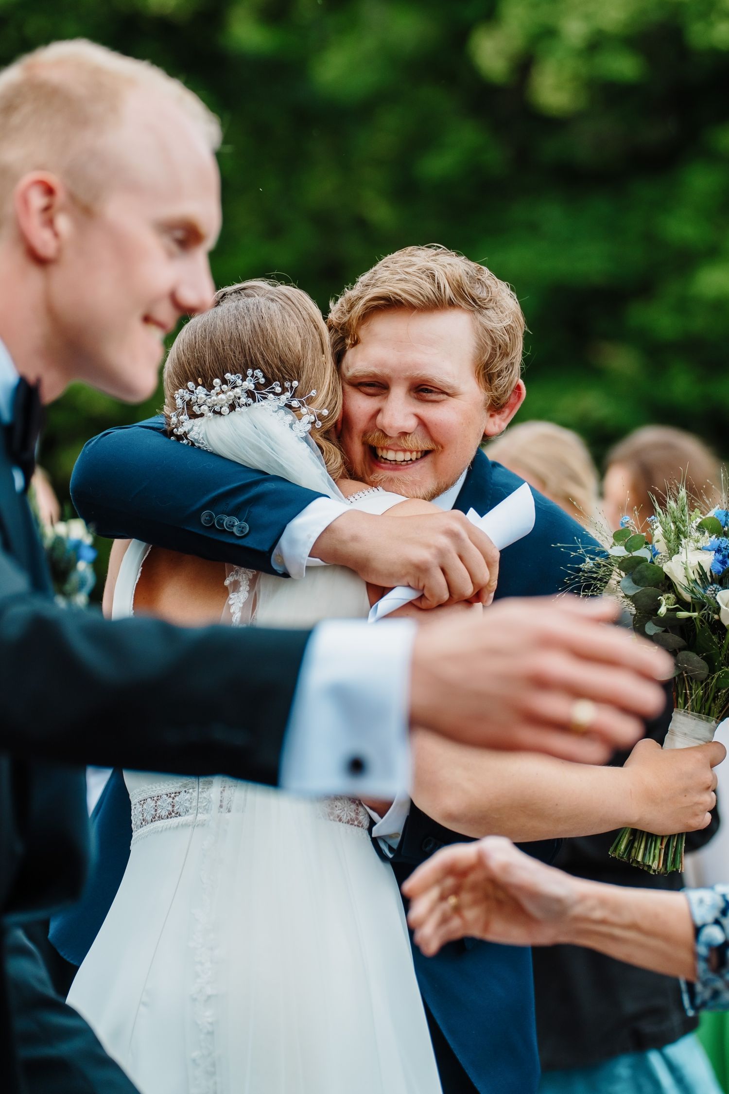Bruden får en kram av en gäst efter vigseln.