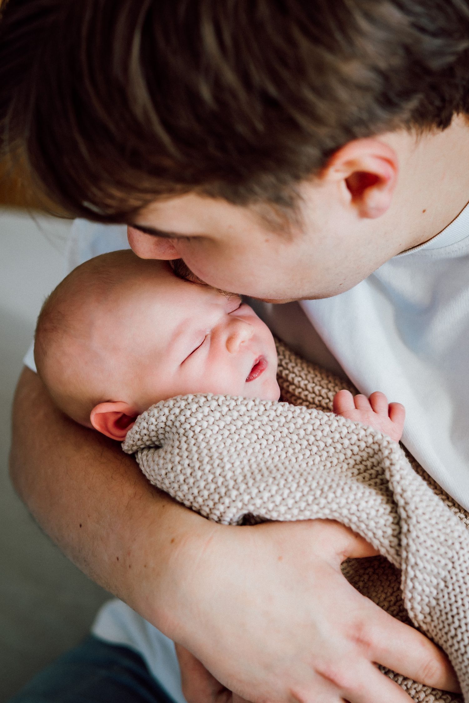 Pappan pussar på sitt nyfödda barn.