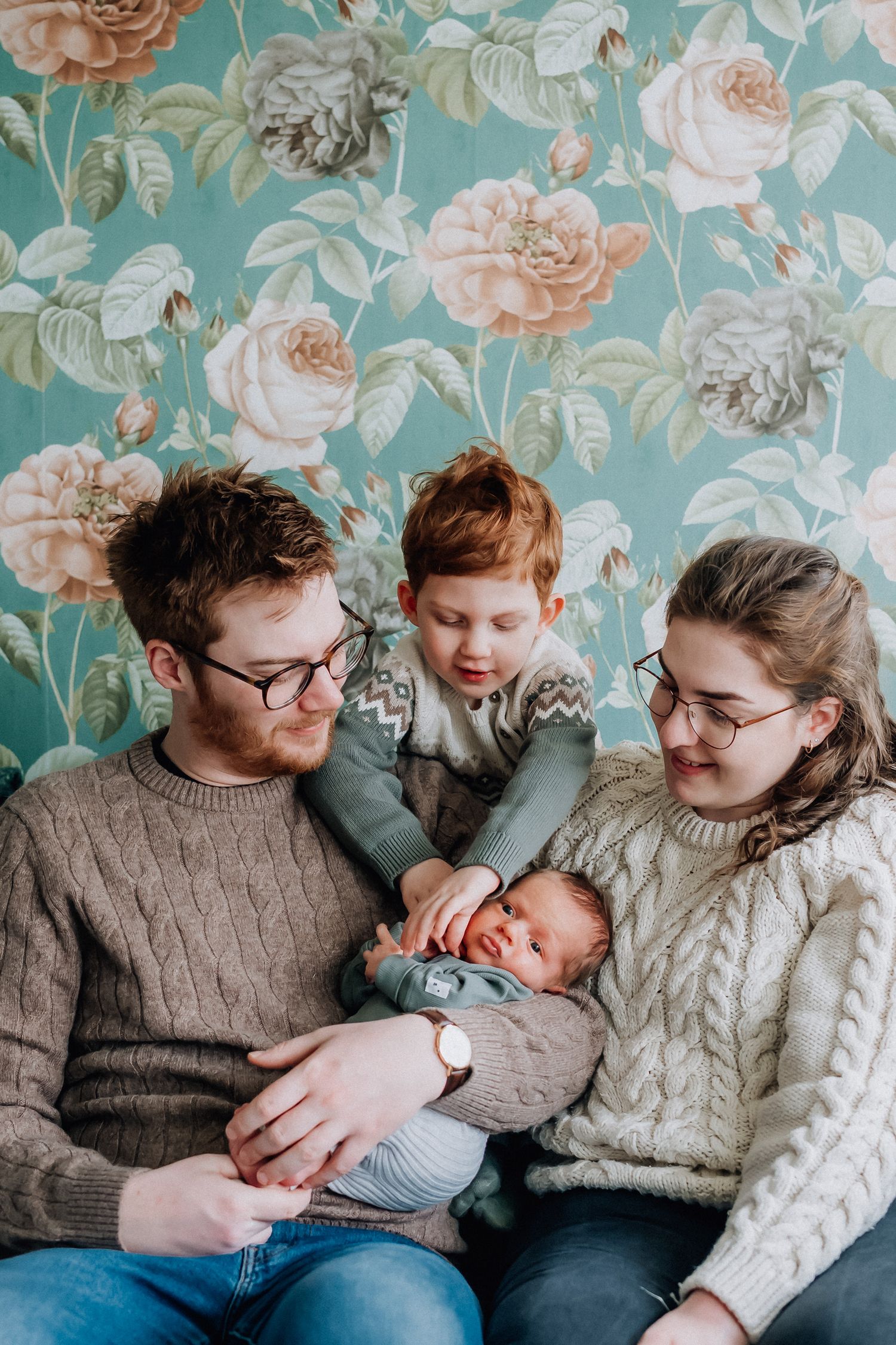 Familjen samlas runt det nyfödda barnet.