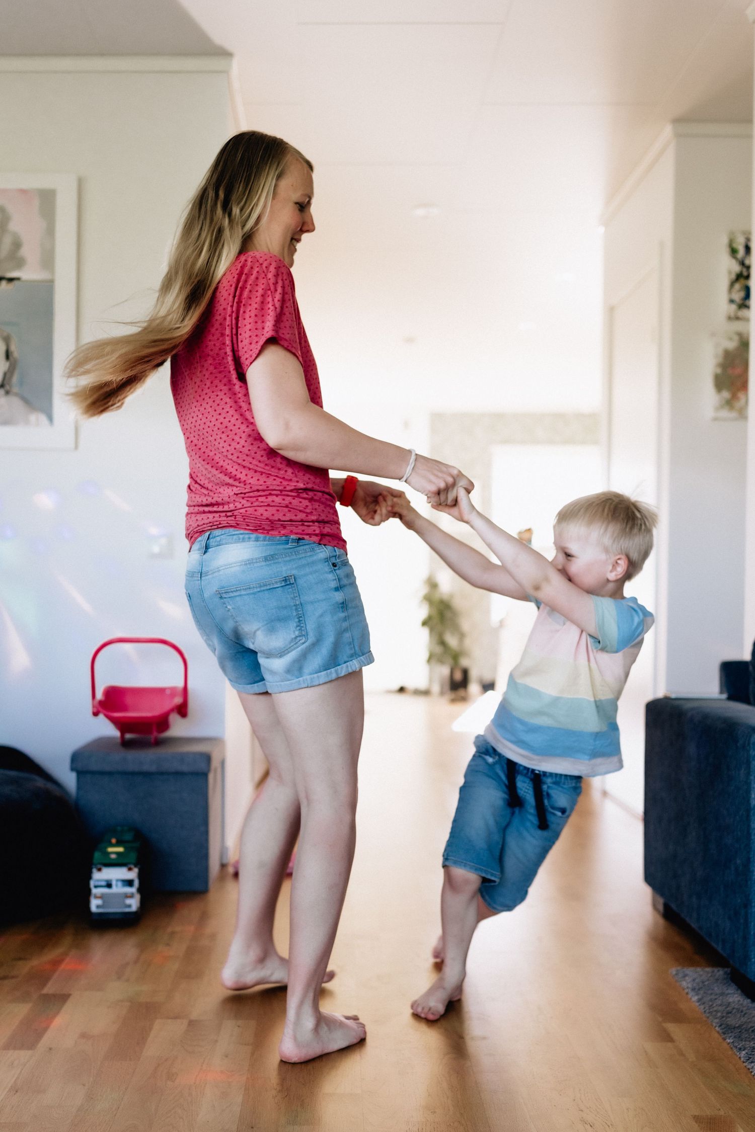 Mamman dansar med sin son i hemmet.