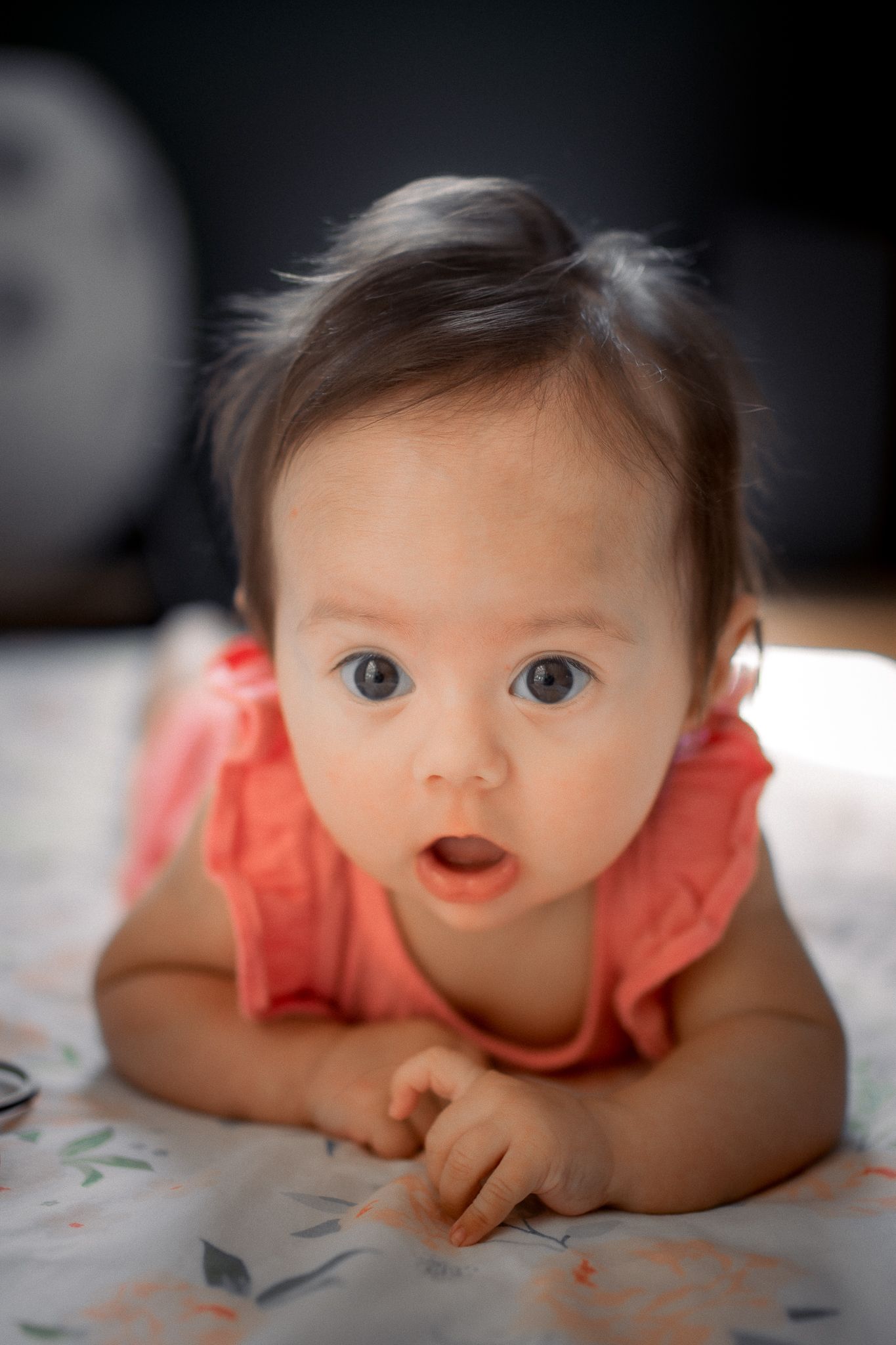 Bébé allongé sur le ventre dans le salon d'une maison à Langon, avec un joli bokeh
