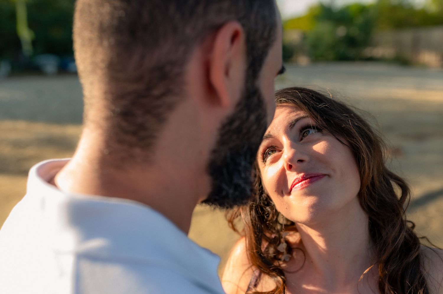 Jeune femme échangeant un regard tendre avec son compagnon à Biscarrosse