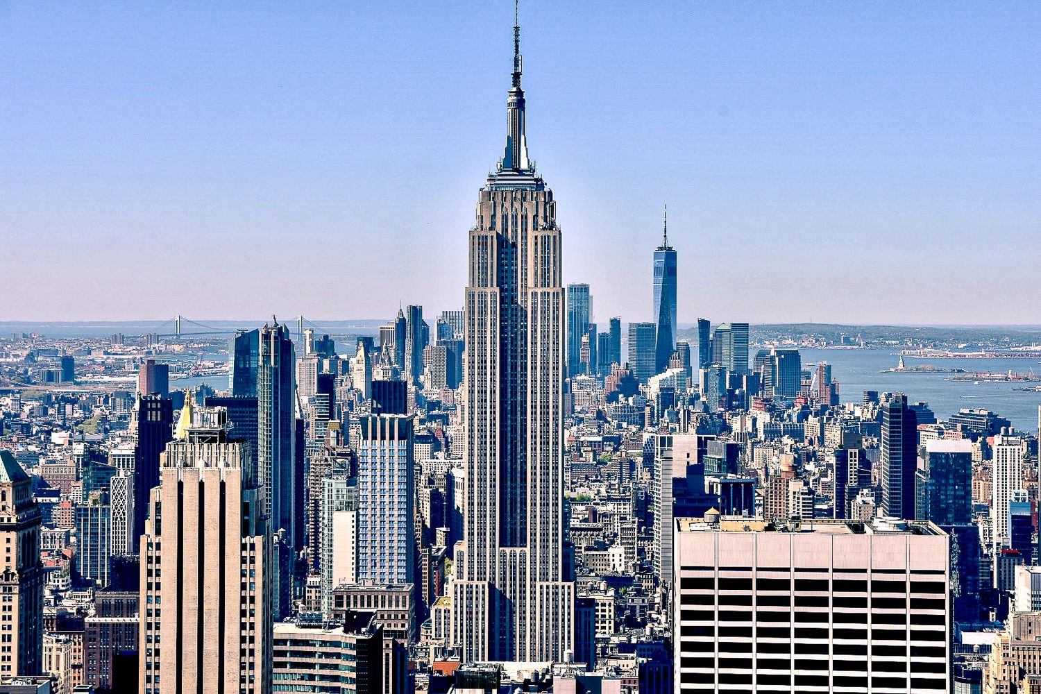 Vue de Manhattan avec l'Empire State Building au premier plan à New York