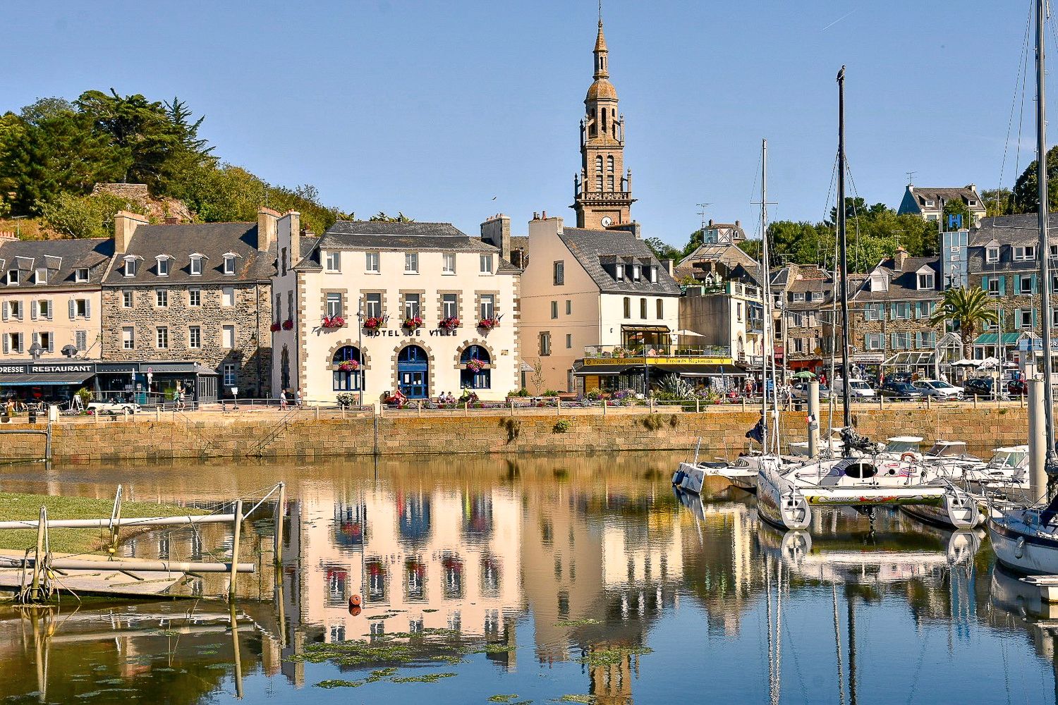 Port de Saint-Suliac au bord de la Rance, avec ses maisons et son clocher