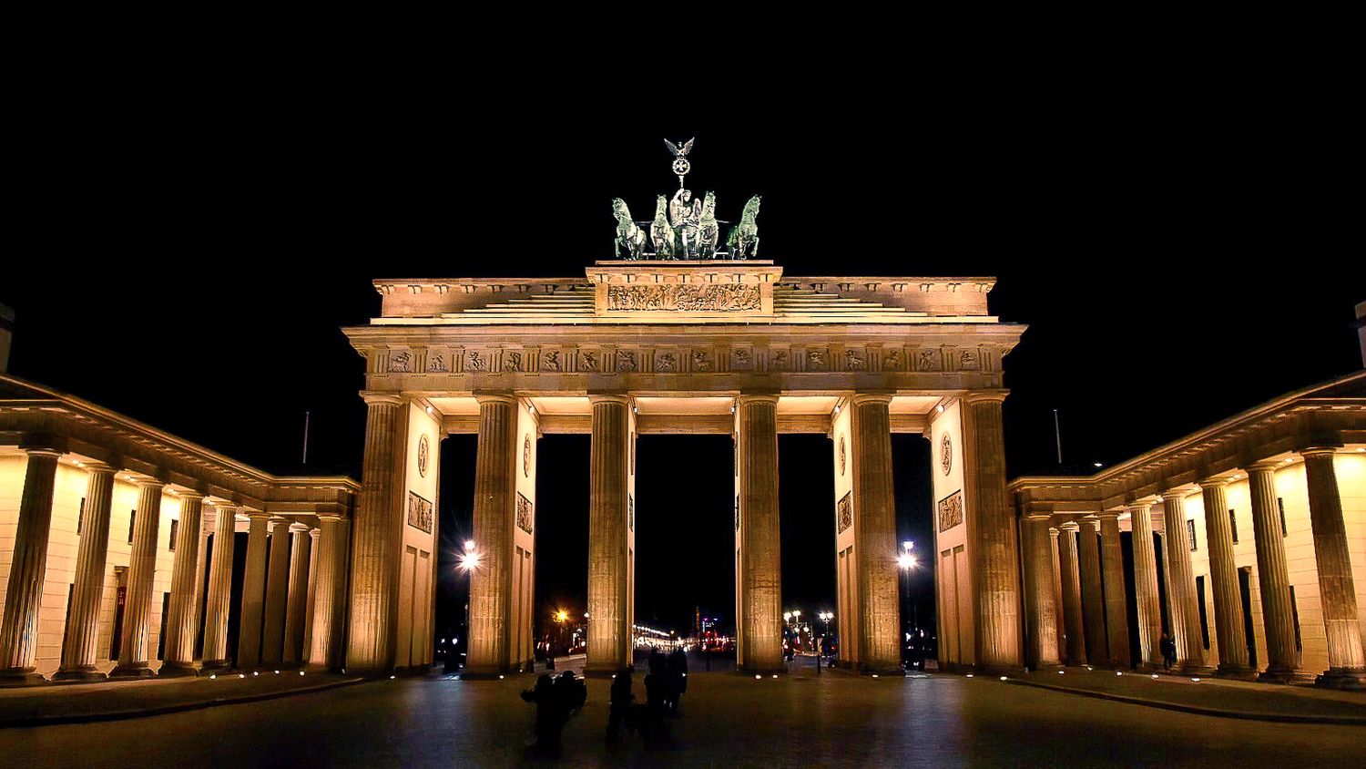 Porte de Brandebourg illuminée de nuit à Berlin
