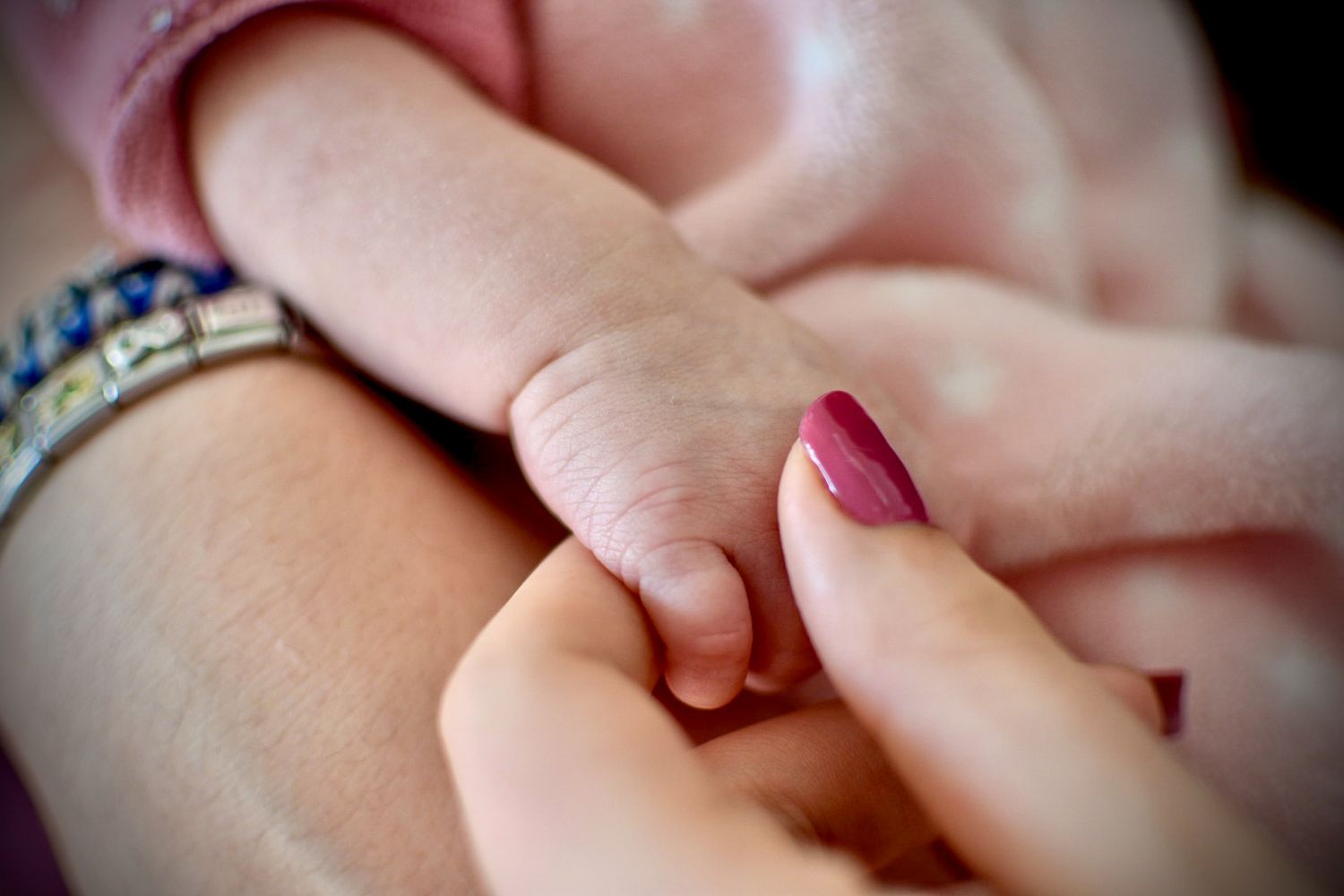 Main d'une petite fille tenue par une main adulte à Langon, en Sud-Gironde