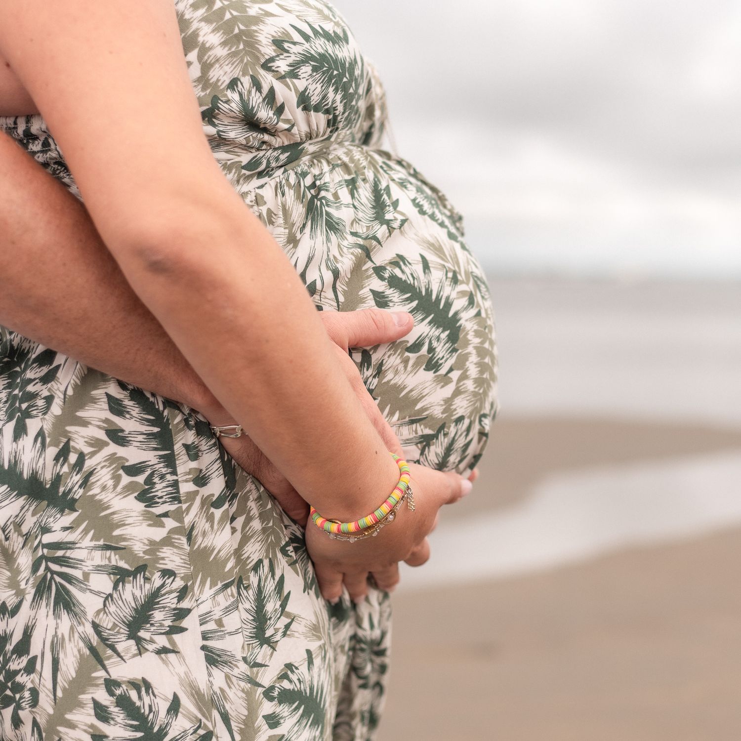 Gros plan sur le ventre d’une future maman enceinte à Claouey