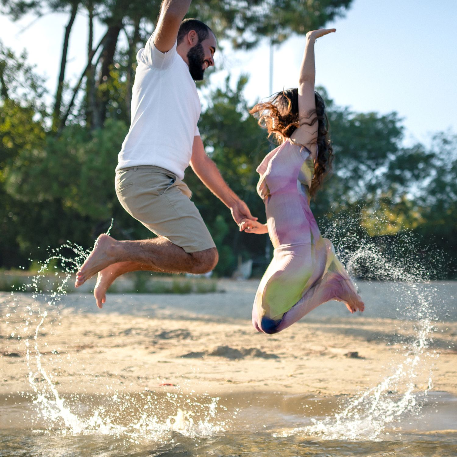 Couple courant et jouant dans l’eau à Biscarrosse