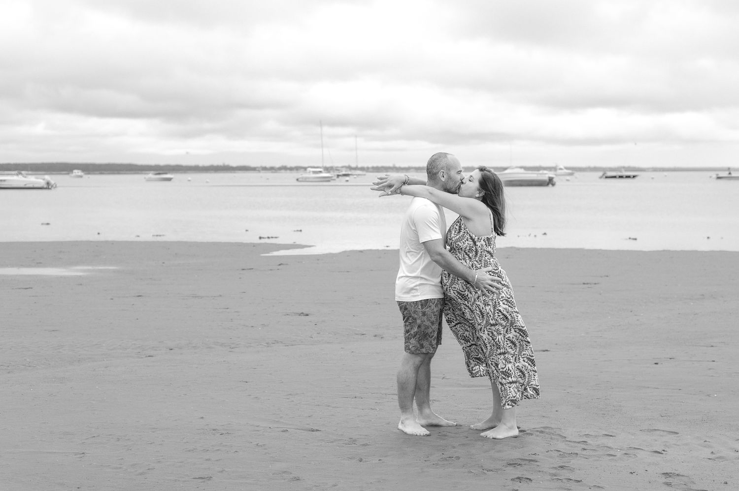 Couple enlacé sur la plage de Claouey face à l’océan