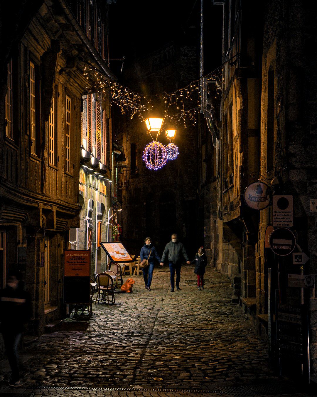 Ruelle pavée illuminée de nuit dans la vieille ville de Saint-Malo