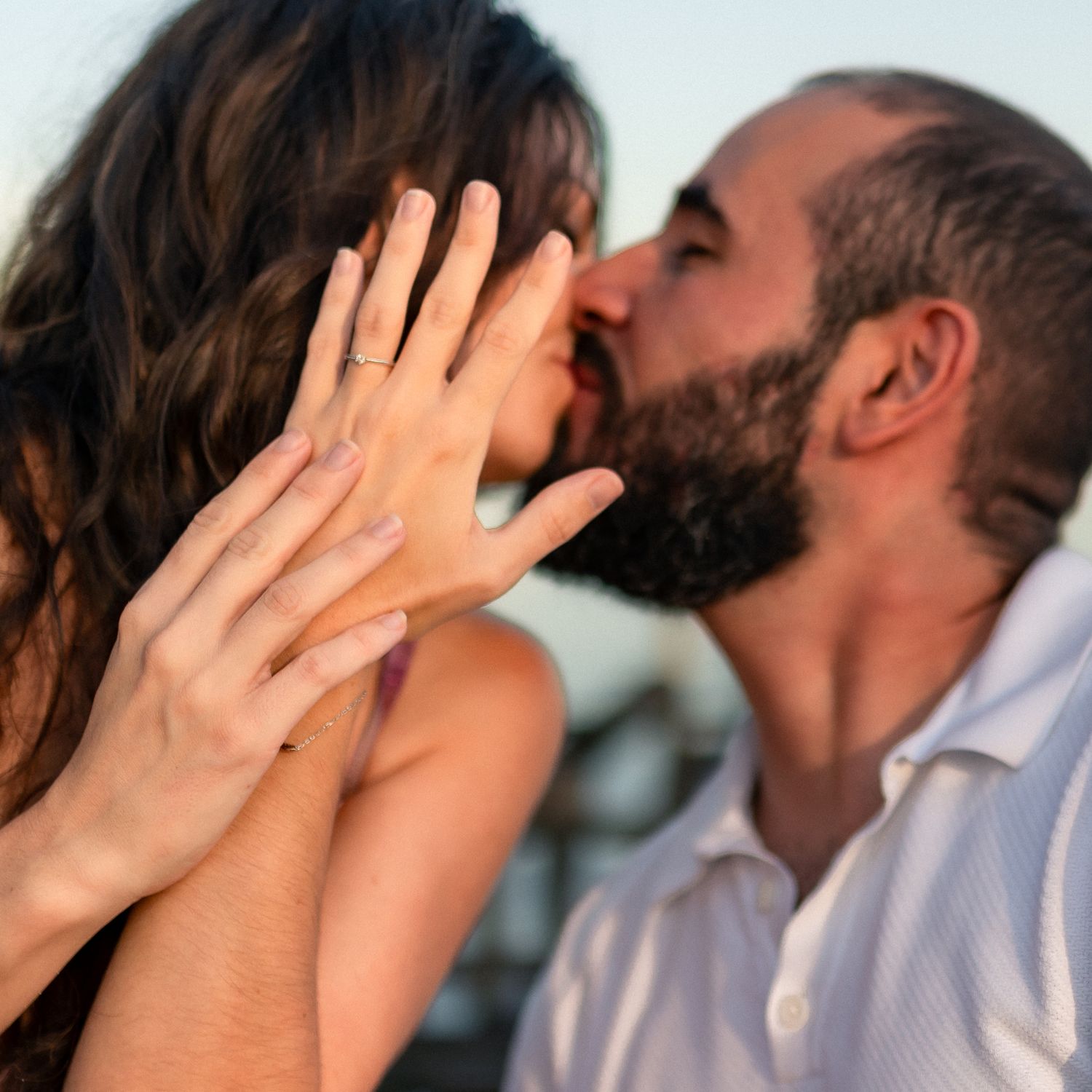 Couple amoureux partageant un baiser au bord de l’eau à Biscarrosse